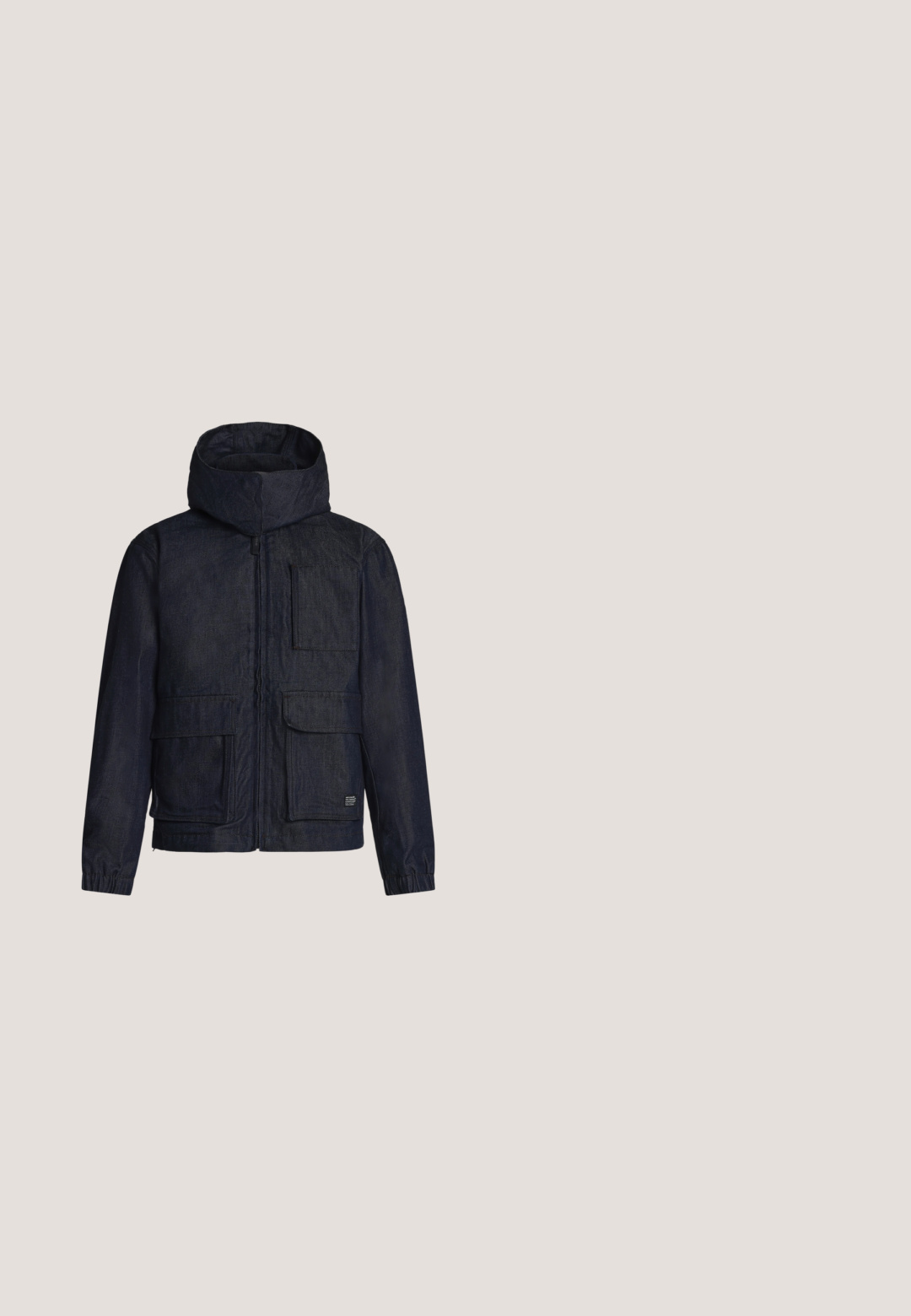 Dunkelblaue Kapuzenjacke mit Frontreißverschluss, drei großen Taschen und elastischen Bündchen auf einfarbig hellem Hintergrund.; Grauer Sweatshirt mit Rundhalsausschnitt, langen Ärmeln und gerippten Bündchen. Klassisches Design mit einem kleinen rechteckigen Logopatch auf der Vorderseite.; Schwarzes Kurzarm-T-Shirt aus Baumwolle mit kleinem grünem "MOPD SPORTS MARC O'POLO DENIM"-Logo und Tennisschläger-Grafik auf der linken Brustseite.; Schwarze Denim-Jeans mit geradem Beinschnitt, ausgestattet mit einem Knopf- und Reißverschluss, Fronttaschen und subtiler Textur.; Schwarze Leder-Ankle-Boots mit einer glatten Oberfläche, elastischen Mesh-Seitenteilen und einer robusten Sohle mit sichtbarem Profil.; Schwarze Duffel-Tasche mit zwei Griffen, verstellbarem Schultergurt und mehreren Reißverschlussfächern, vor weißem Hintergrund abgebildet.
