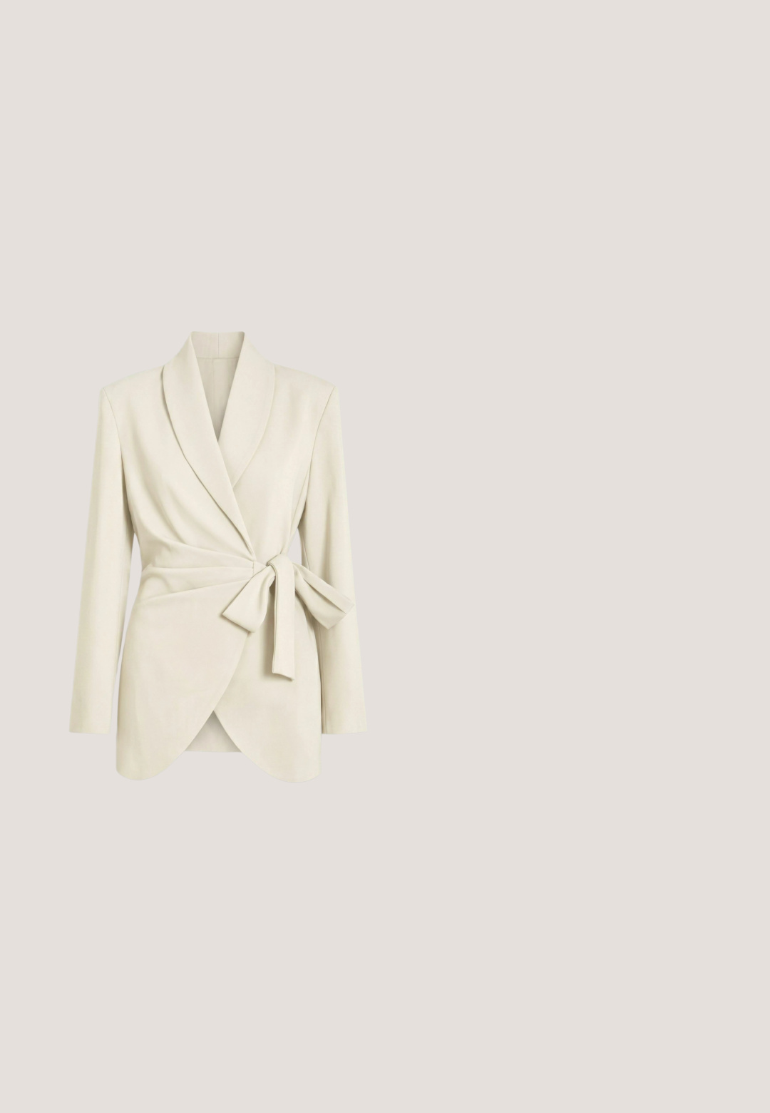 Off-white Wickelblazer mit langen Ärmeln, Schalkragen und einem Stoffgürtel, der in der Taille gebunden eine drapierte Front schafft.; Ärmelloses, bodenlanges, marineblaues Samtkleid mit geradem Ausschnitt und gerafftem Detail auf der rechten Seite.; Beige Lackleder-Pump mit hohen Absätzen, spitz zulaufend und einem schlanken 3-Zoll-Absatz. Glatte Textur mit glänzendem Finish.; Quadratische Sonnenbrille mit Schildpattgestell, braunem Verlaufsglas und goldfarbenen Metallakzenten. Die Bügel sind schlank und haben eine spitze Spitze.; Weiße rechteckige Handtasche mit goldfarbenem Verschluss und abnehmbarem Kettenriemen, glatte Lederstruktur, minimalistisch und elegant im Design.; Goldene Gliederarmkette mit ovalen Gliedern und kleinen runden Perlenakzenten, ausgestattet mit einem Karabinerverschluss und einem verstellbaren Verlängerungskettchen.
