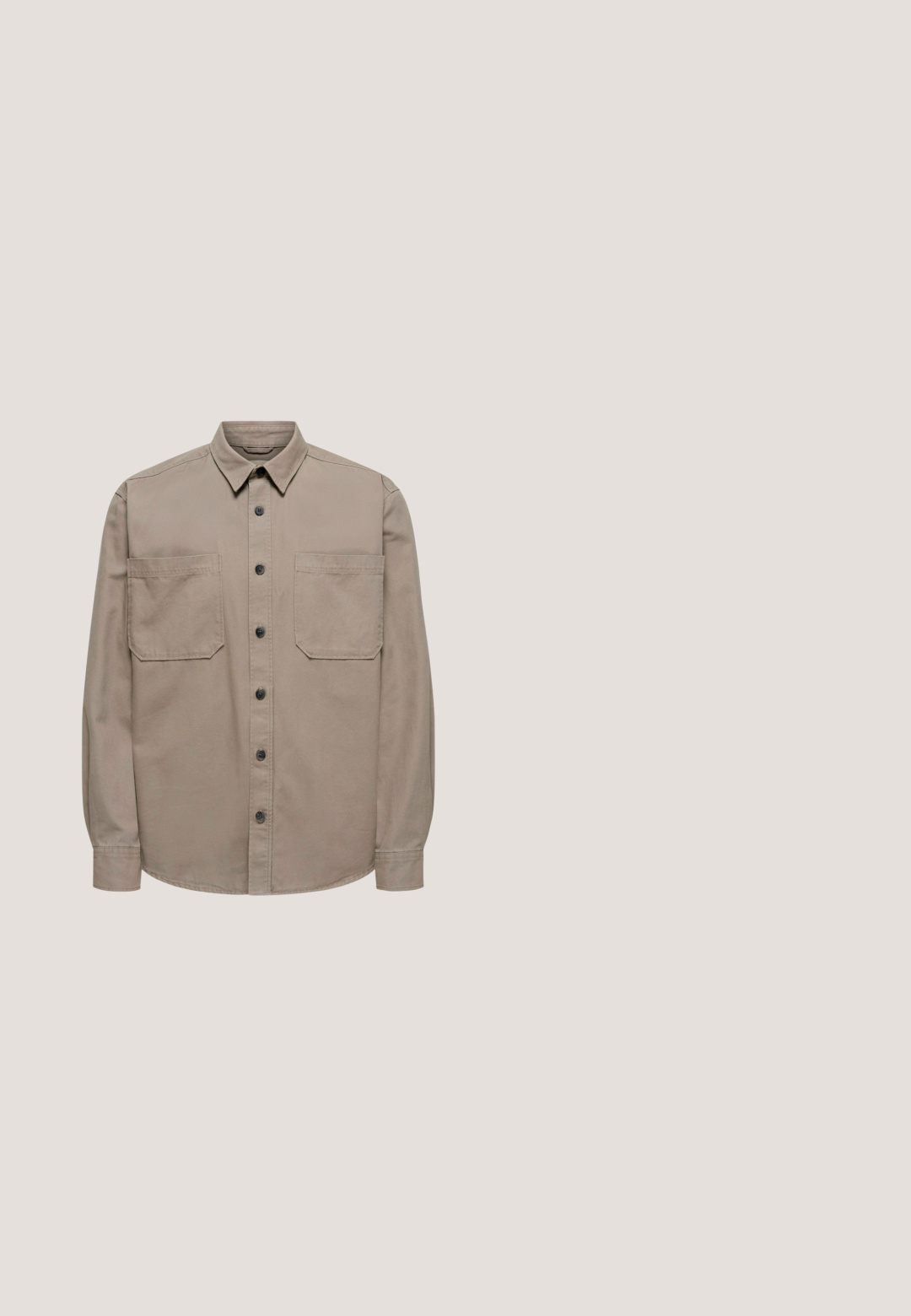Längeres Langarmshirt aus Baumwollmischung mit durchgehender Knopfleiste, spitzem Kragen und zwei Brusttaschen mit Klappverschluss.; Weißes Baumwoll-Sweatshirt mit Rundhalsausschnitt, gerippten Bündchen und Saum, mit einem schwarzen Schlangendesign und dem Text "HAN KJØBENHAVN" auf der Brust.; Urban Classics CUFF TEE - T-Shirt basic - cloud; Beige Cargohose mit Seitentaschen, elastischen Bündchen und Knopfverschluss. Hergestellt aus leichtem Stoff mit glatter Textur.; Niedrig geschnittener Sneaker in Cremefarbe mit dezenten Steppnähten, dicker Sohle und gepolstertem Kragen auf einem einfachen hellgrauen Hintergrund.; Beige kompakte Umhängetasche mit vorderer Reißverschlusstasche, schwarzem verstellbarem Riemen und schwarzem quadratischem Logo-Patch mit der Aufschrift "Karl Lagerfeld Jeans".