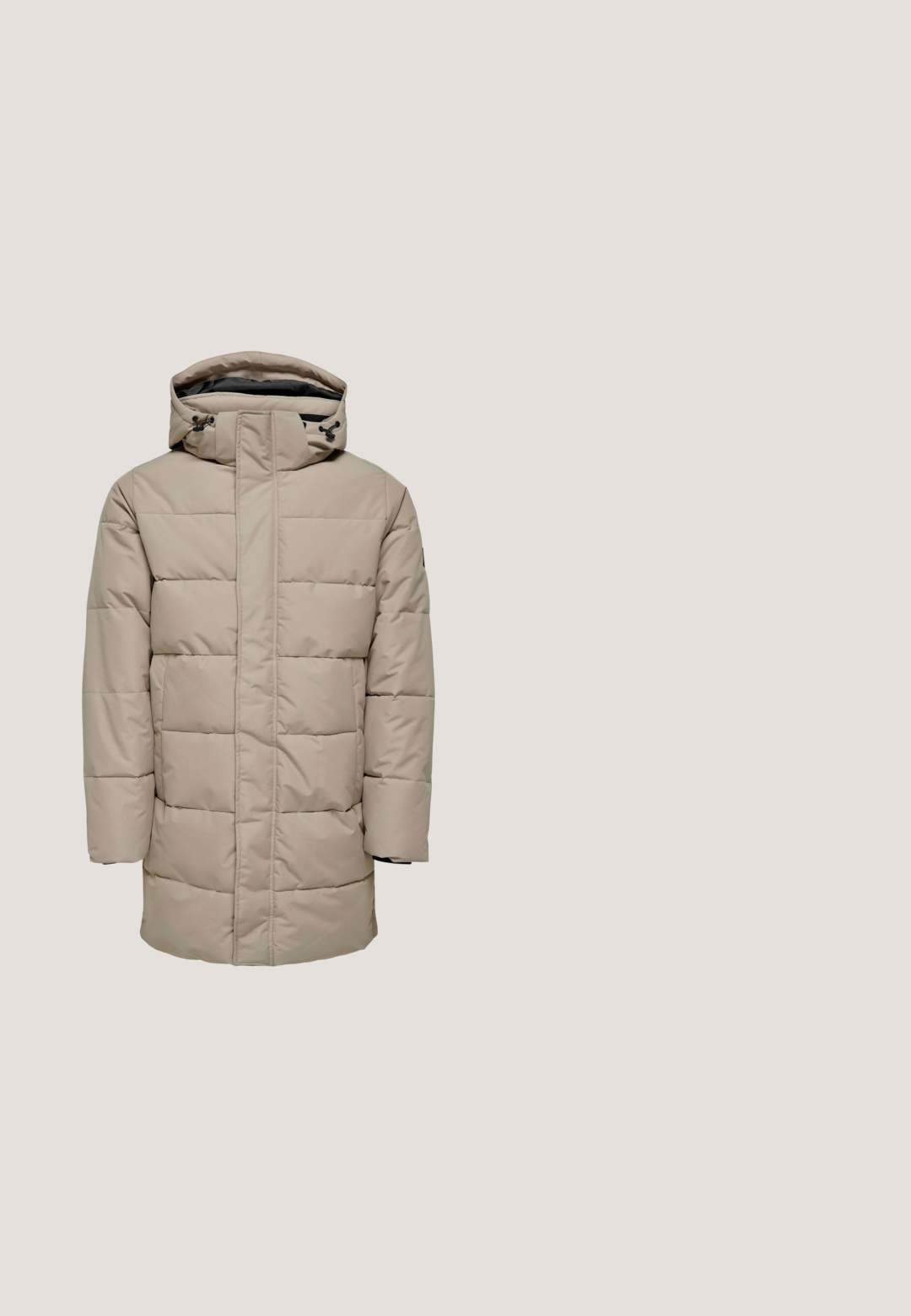 Manteau matelassé beige avec un col montant et une capuche ajustable. Il présente une fermeture éclair verticale, de grandes sections matelassées et des poches latérales.; Pull en maille beige avec manches longues, poignets et ourlet côtelés, col rond, étiqueté "Only & Sons".; Chemise à carreaux boutonnée avec un motif à check beige et vert foncé, manches longues, col et une poche poitrine unique à bouton.; Only & Sons LEO - Chino - beige; Bottines en daim gris à bout rond, avec six paires d'œillets et semelle en caoutchouc blanc. Présentent des accents cousus et un logo sur le côté.; Guess MILANO XBODY  - Sac bandoulière - grün
