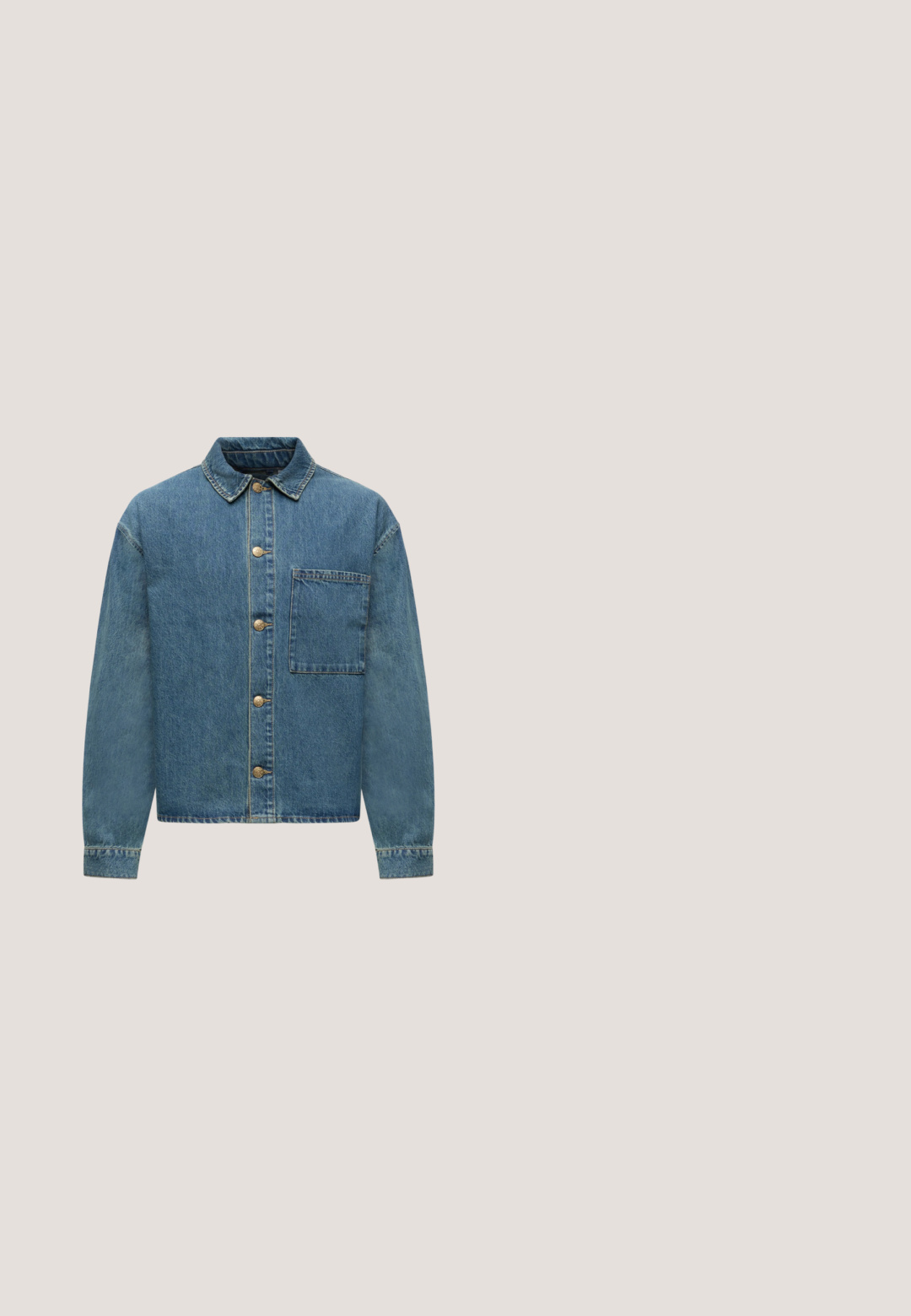 Veste en denim bleu à manches longues, boutons sur le devant, col et une grande poche poitrine unique sur fond blanc.; Sweat-shirt bleu clair col rond à manches longues avec petit logo blanc "JJ Studios" centré sur la poitrine.; Polo en maille blanc à manches courtes avec un col souple et un col en V de la marque Only & Sons.; Short en jean beige clair avec bouton et fermeture éclair à l'avant, passants de ceinture et cinq poches, présenté sur fond blanc.; Bottines en cuir suédé marron avec un bout rond, un laçage à l'avant, des œillets en métal et une semelle en caoutchouc noir robuste avec des crampons.; Sac fourre-tout en toile bleue avec poche frontale et broderie rouge "O.N.S", doté de doubles poignées et d'une bandoulière réglable.