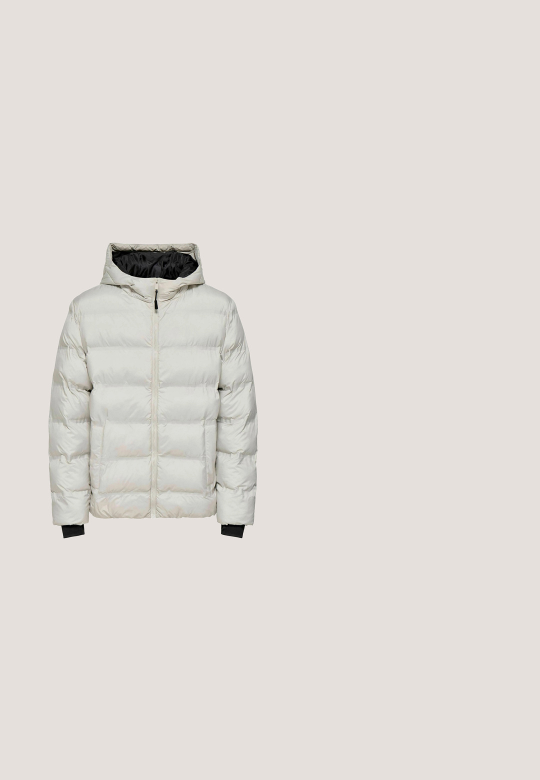 Chaqueta de invierno acolchada blanca con capucha, cremallera frontal, bolsillos laterales, forro interior negro y puños en las muñecas.; Suéter verde de punto trenzado con cuello redondo y mangas largas. Presenta un diseño corto y un patrón texturizado en toda la prenda.; Camiseta de algodón de color gris claro con un cuello redondo clásico y mangas cortas. La tela parece suave, con una textura lisa y un diseño sencillo.; Karl Kani KK OS SIDESTRIPE - Pantalones - grey; Zapatillas deportivas blancas hechas de cuero suave con una puntera perforada, que presentan un logo negro estilizado y una suela de goma texturizada.; Calvin Klein SPW TECH - Bandolera - sublunar
