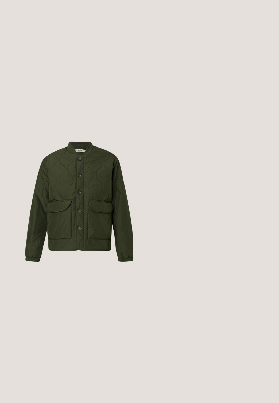 Veste matelassée verte avec un devant à boutons, deux grandes poches à rabat, des poignets côtelés et un col arrondi. Motif texturé sur l'ensemble.; Pull noir en tricot avec une finition texturée, doté d'un col classique et d'une patte de boutonnage à trois boutons. Manches longues avec poignets côtelés.; T-shirt vert uni à manches courtes et col rond avec une coupe régulière, présenté sur un fond blanc.; Jean en denim noir avec une coupe droite, design à cinq poches, fermeture à bouton en métal et détails de couture minimalistes. Texture lisse sur l'ensemble.; Bottine noire en cuir avec un design à lacets, semelle en caoutchouc épaisse, finition texturée et couture renforcée. Présente un branding minimaliste.; Sac bandoulière noir avec un rabat en cuir texturé, de forme rectangulaire, sangle réglable, fermeture éclair, et finition en tissu lisse.