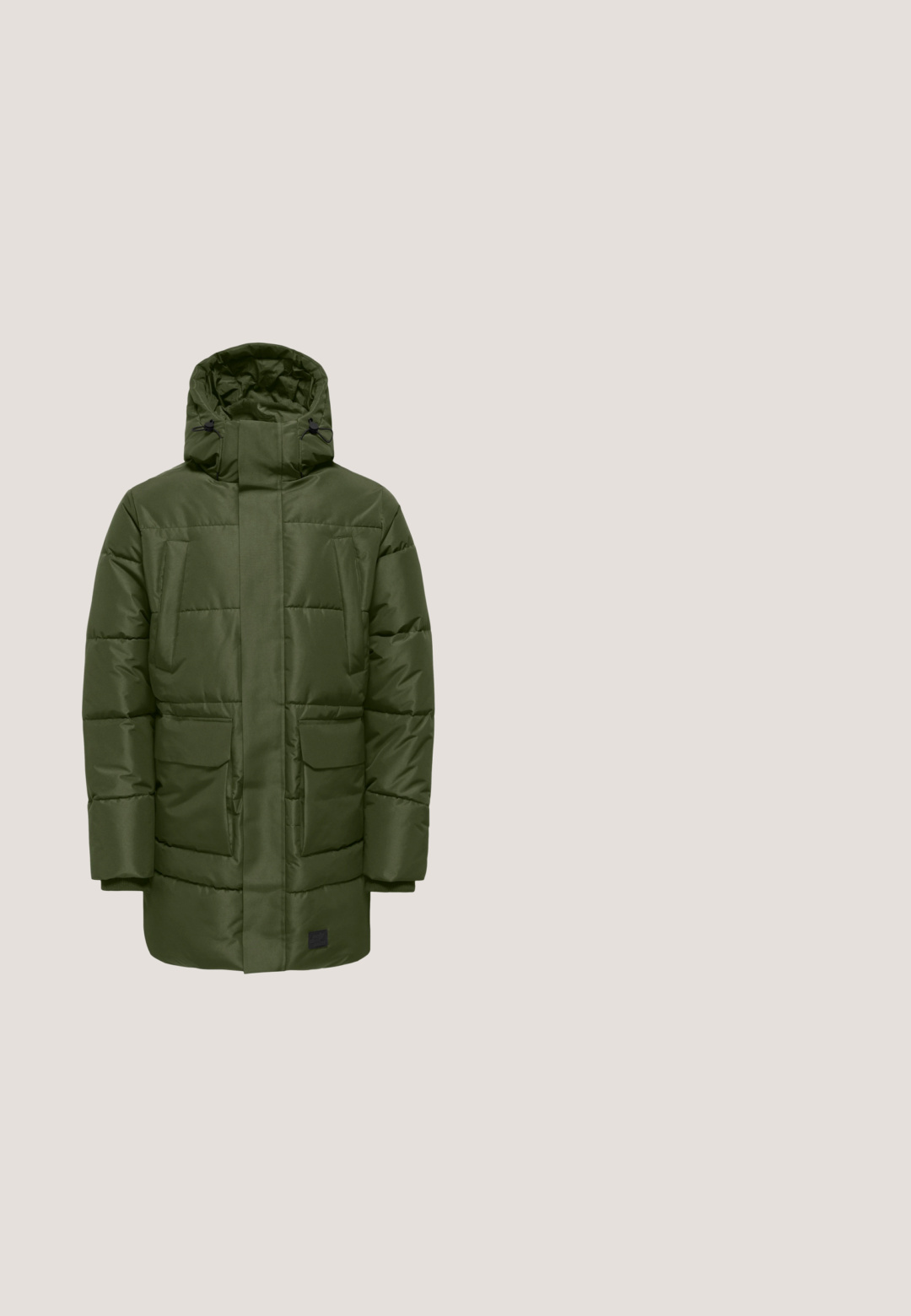 Groene gewatteerde jas met een hoge kraag, rits aan de voorkant, twee grote voorzakken en elastische manchetten. Gladde textuur, geen zichtbare patronen.; Grijze kabelgebreide langarm sweater met ronde hals en klein geborduurd logo op de linkerborst.; Lange mouw, ronde hals t-shirt van witte katoen. Gladde textuur met een eenvoudig ontwerp en zonder zichtbare patronen of accenten.; Cargo-broek in donkergroen olijf, met meerdere zijzakken, een rechte pasvorm en een duurzame stof met een gestructureerde afwerking.; Witte sportsneakers van glad leer met een geperforeerde neus, voorzien van een gestileerd zwart logo en een textuur rubberen zool.; Zwarte rechthoekige crossbodytas met zilverkleurige ritssluitingen, verstelbare band en Guess-logo op de voorzak.