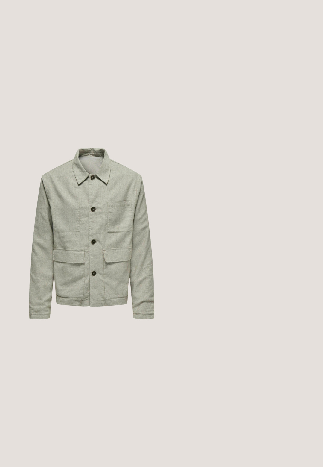 Veste gris clair en tissu texturé, avec un bouton sur le devant, un col pointu et deux grandes poches avant.; Pull en maille beige clair avec un motif texturé, col rond, poignets et ourlet côtelés. Coupe décontractée et tissu de poids moyen.; Chemise à manches longues avec boutons de couleur beige clair, en tissu texturé. Dispose d'une petite poche poitrine et d'un col classique.; Pantalon slim beige avec passants de ceinture, fermeture bouton et zip à l'avant, et deux poches latérales.; Bottine en daim marron avec panneaux latéraux élastiques, une languette et une semelle en caoutchouc texturé. Design simple et classique.; Trousse de toilette rectangulaire en cuir marron avec poche avant zippée et poignée latérale, présentée sur fond blanc.