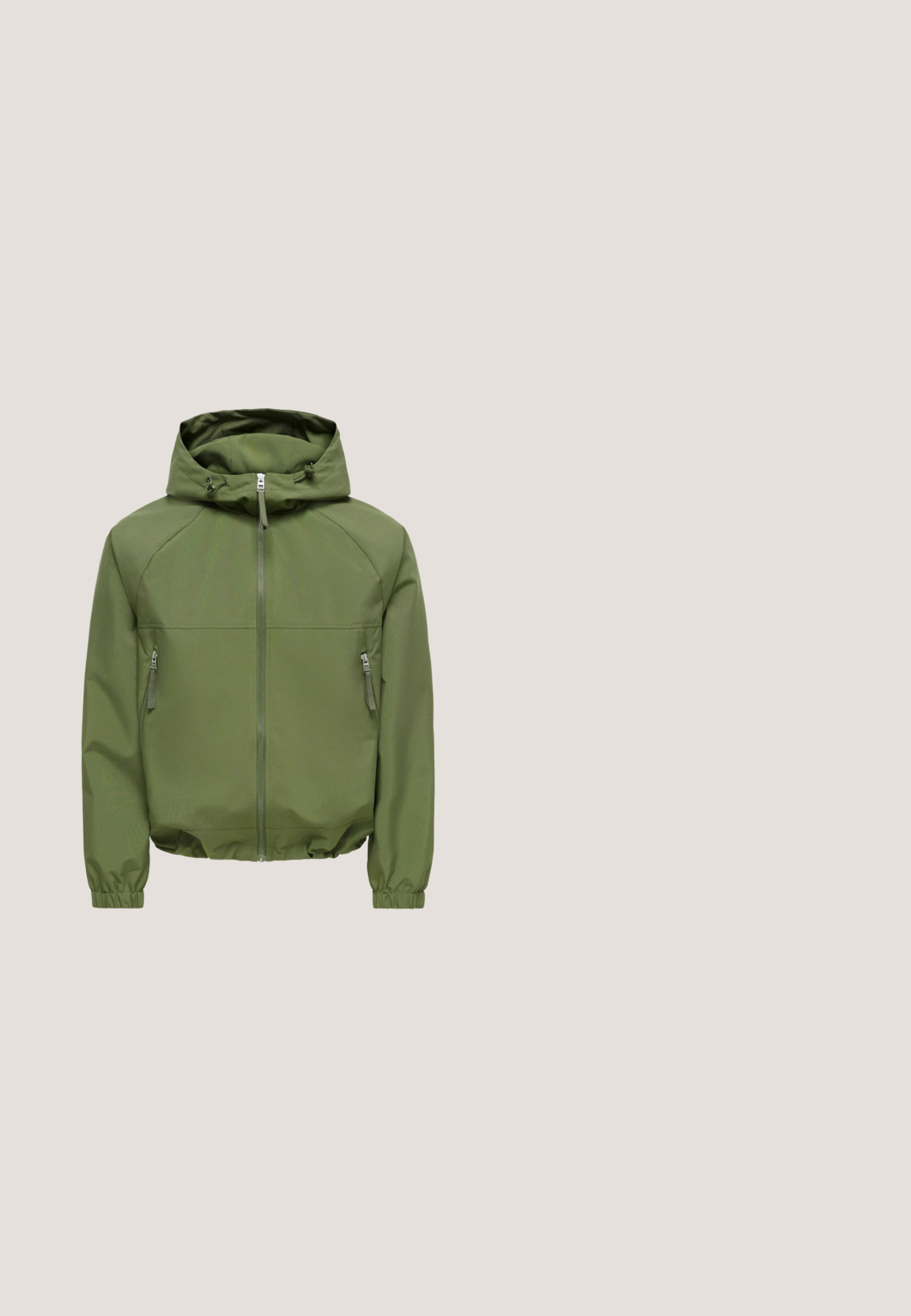 Olijfgroene jas met capuchon, voorzien van een rits aan de voorkant, twee zijzakken met rits, elastische manchetten en verstelbare koordjes aan de capuchon.; Hoodie in vervaagd blauw. Gemaakt van zachte stof met een voorkantzak, ribgebreide manchetten en zoom. Kenmerkt een klein logo-label op de borst.; Grijze denim jeans met een slim fit, voorzien van versleten details en twee voorzakken. De stof heeft een gladde textuur met zichtbare naden.; Zwarte sportieve schoenen met mesh- en rubberaccenten. Draagt een lichtgrijze wijde spijkerbroek en een groen geruit shirt. Effen achtergrond.; Zonnebril met een rechthoekig zwart montuur en donkergrijze glazen, liggend op een wit oppervlak en schuin geplaatst om details van de rechterzijde te tonen.; Zwarte stoffen sporttas met twee voorzakken, stevige handvatten, een rechthoekige vorm en een duurzaam, gestructureerd materiaal.