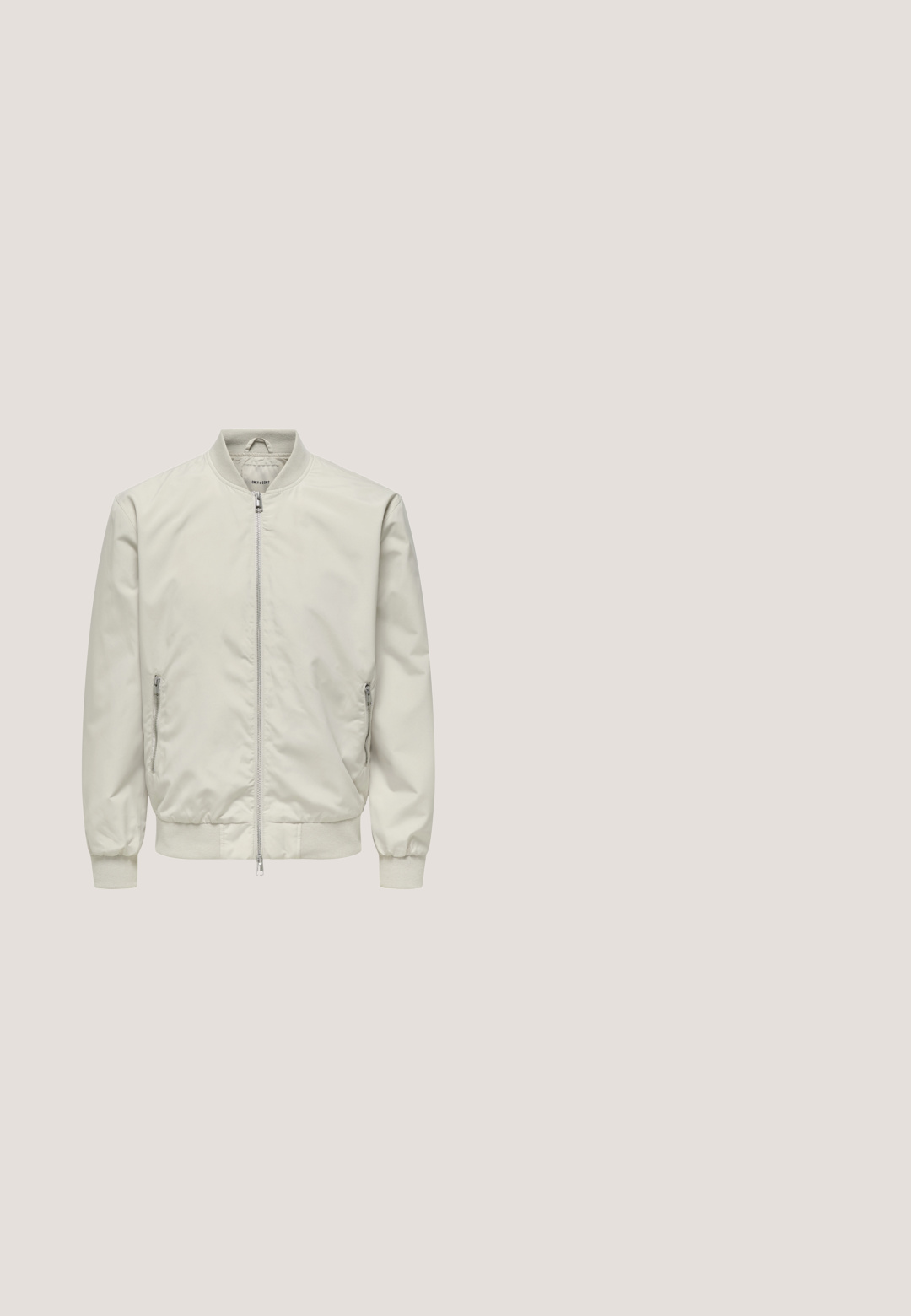 Veste bomber beige clair avec col, poignets et ourlet côtelés, dotée d'une fermeture éclair à l'avant et de deux poches latérales zippées.; Polo en maille blanc à manches courtes avec un col souple et un col en V de la marque Only & Sons.; Short noir mi-genou en tissu texturé, taille élastique et cordon de serrage ajustable.; Bottine noire en cuir avec un design à lacets, semelle en caoutchouc épaisse, finition texturée et couture renforcée. Présente un branding minimaliste.; Lunettes de soleil rectangulaires à monture en métal noir avec des verres teintés foncés reposant sur une surface blanche.; Sac fourre-tout en tissu noir doux avec de larges anses et une fine bandoulière tressée noire et blanche.