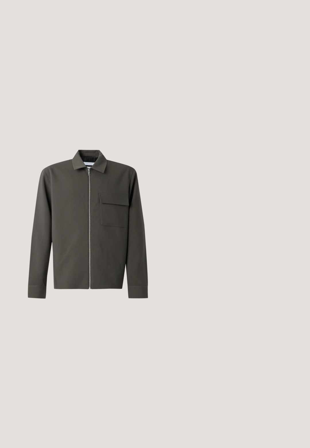 Veste verte foncée à manches longues avec une fermeture éclair à l'avant, un col pointu et une poche à rabat sur la poitrine gauche.; Pull en maille beige à manches longues texturé avec col rond et bords-côtes aux poignets et à l’ourlet, présenté sur un fond uni gris clair.; Chemise à manches courtes vert clair avec des contours floraux foncés subtils et une poche poitrine, affichée sur un fond uni.; Shorts décontractés vert olive avec taille élastique, fermeture par bouton, cordons frontaux et passants pour ceinture.; Chaussure décontractée à lacets en daim marron avec semelle en caoutchouc plate, vue de côté sur un fond clair uni.; Sac bandoulière en cuir marron foncé avec fermeture à rabat et sangle en tissu réglable sur fond blanc.