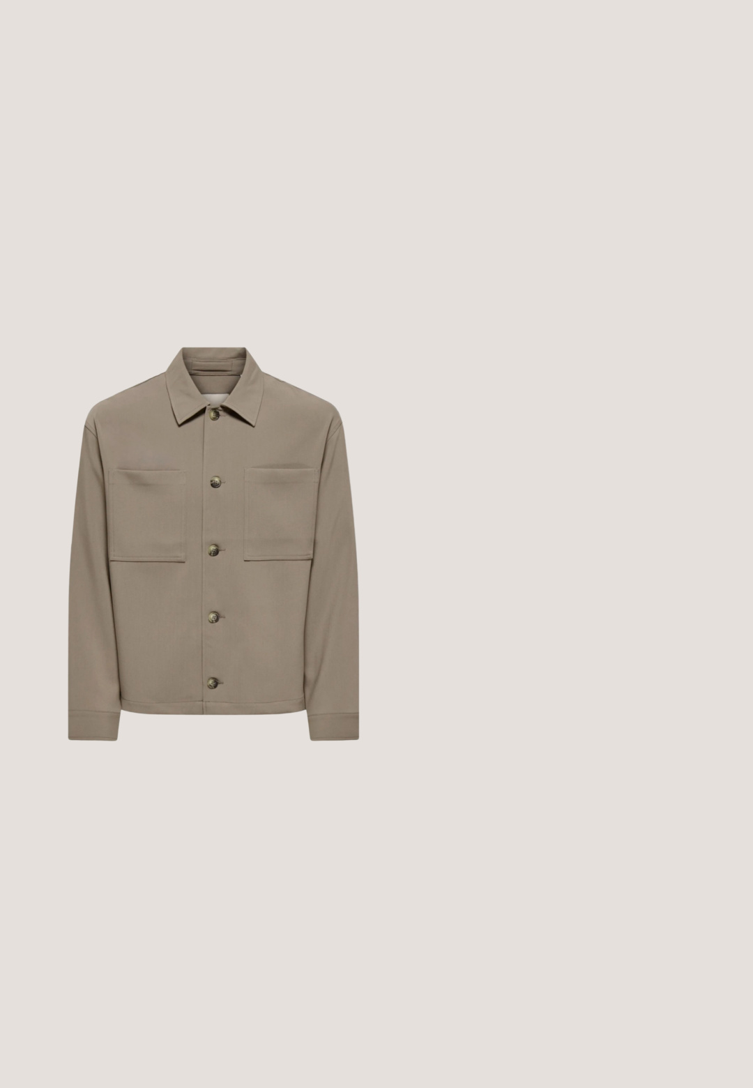 Veste beige à manches longues avec col pointu, cinq boutons sur le devant et deux grandes poches carrées sur la poitrine.; Pull noir à col rond, avec un panneau supérieur texturé et un panneau inférieur lisse. Les poignets côtelés et l'ourlet apportent une finition ajustée.; Chemise noire à manches longues en tissu doux, avec un devant à boutons, un col et un ourlet droit avec une texture subtile.; Pantalon taillé gris en tissu lisse, doté d'une fermeture à bouton et de passants de ceinture, avec une coupe droite et une texture minimale.; Botte cheville en cuir noir avec un bout arrondi, texture lisse, talon bas et un détail de fermeture éclair sur le côté pour un enfilage facile.; Serviette en cuir noir avec double poignée, poche avant à fermeture éclair et bandoulière réglable sur fond blanc.