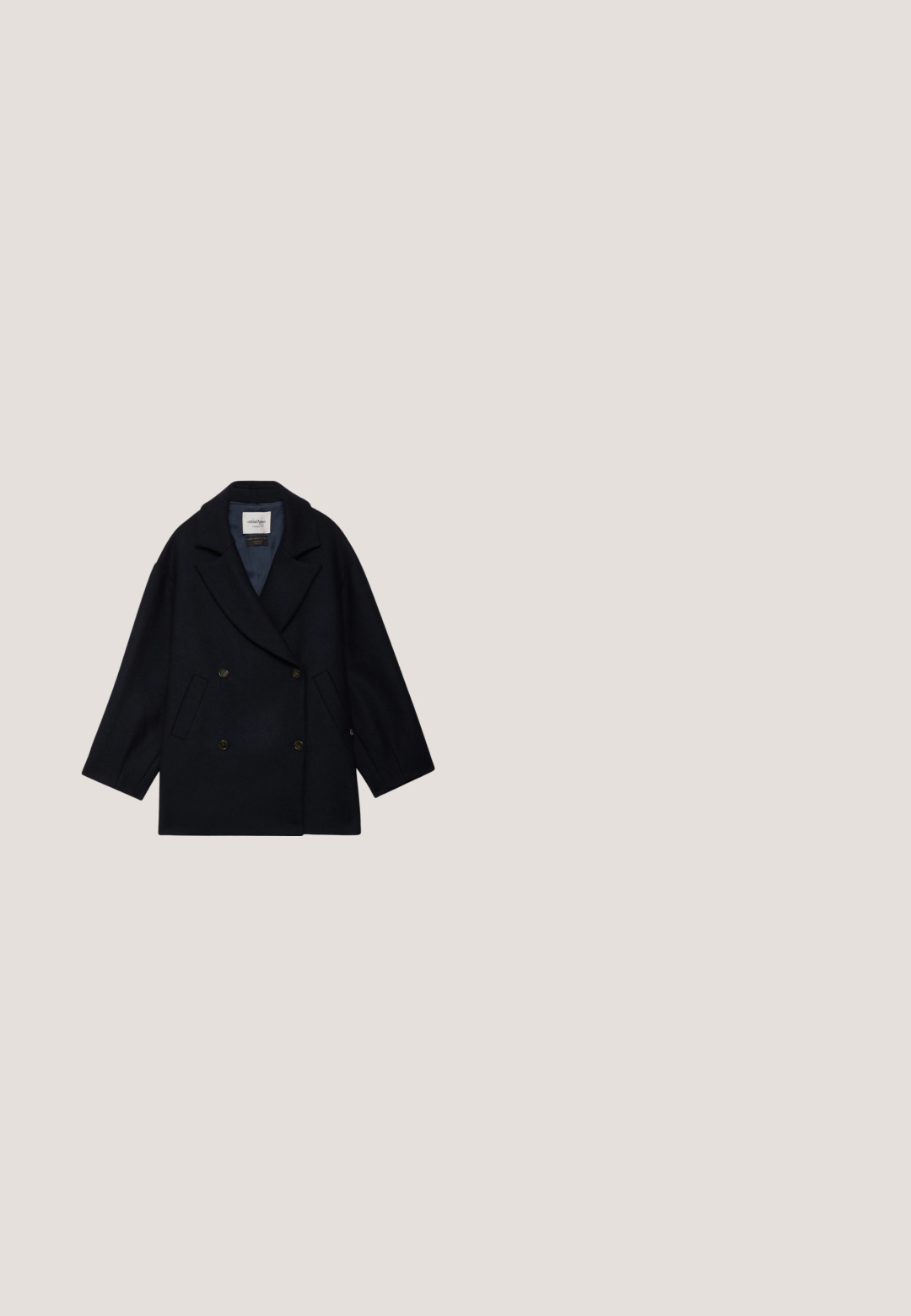 Manteau en laine bleu marine à double boutonnage avec un col cranté, deux poches avant et un tissu texturé subtil. L'intérieur est doublé dans une couleur contrastante.; Chandail en tricot côtelé bleu marine foncé avec des manches longues et un col rond, posé à plat sur un fond blanc.; T-shirt uni bleu marine foncé à manches courtes et col rond, posé à plat sur un fond blanc.; Pantalon à jambes larges de couleur bleu marine foncé, fabriqué en tissu texturé. Il présente des plis à l'avant, une ceinture à boutons et des poches latérales.; Mocassin en daim noir avec un bout arrondi, un nœud décoratif à l'avant et des coutures contrastantes. Semelle plate et texture lisse.; Grand sac cabas en velours côtelé bleu marine avec deux poignées, patch logo beige et un accessoire cordon tressé rouge et blanc sur le côté.