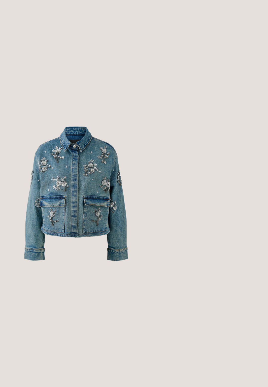 Blaue Jeansjacke mit silberner Blumenperlenstickerei, Knopfleiste vorne, zwei großen Klappentaschen und langen Ärmeln.; Weißes T-Shirt mit kurzen Ärmeln aus geripptem Stoff, mit silbernen Strassstein-Logo-Details auf der Vorderseite und Rundhalsausschnitt.; Dunkelblaue Jeans mit weitem Bein, verziert mit verstreutem Strassschmuck auf der Vorderseite. Klassischer Fünf-Taschen-Stil.; Denim-Ankle-Boot mit spitzer Zehenform, geschwungenem Design, silberner dekorativer Stickerei und 3-Zoll-Stiletto-Absatz. Dunkelblau mit strukturiertem Finish.; Kleine Jeans-Schultertasche mit silbernen Nieten, dekorativen Schnallen sowie roten Perlen- und Herzanhängern an geflochtenen Seitenriemen.; Silberne Kettenhalskette mit zwei Strängen, die ein zentrales Verschlussdesign aufweist, das mit kleinen klaren Steinen verziert ist. Mit einem Karabinerverschluss auf der Rückseite.