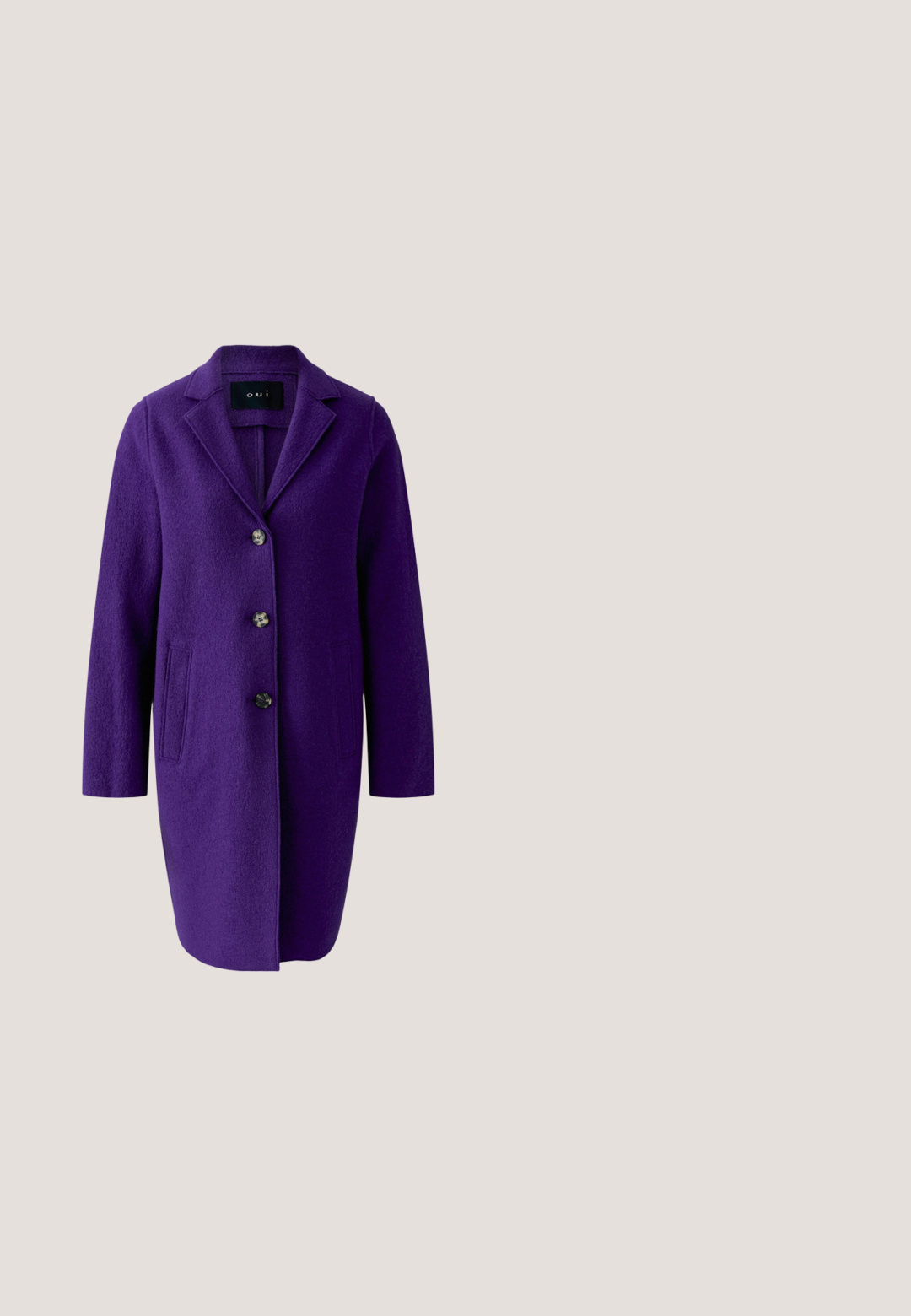 Long manteau en laine violet avec col à revers, trois boutons sur le devant et deux poches latérales.; Robe maxi violet sans manches avec des motifs floraux foncés et des détails de tissu froncé, présentée à plat sur fond blanc.; Escarpin en suède violet avec un bout pointu et un petit talon kitten, présentant un ornement décoratif en pierre précieuse au niveau de l'empeigne.; Lunettes de soleil carrées bordeaux avec verres dégradés violets et accents dorés subtils sur les branches, présentées sur un fond blanc.; CHICCA BORSE Sac bandoulière - viola; Boucles d'oreilles puces en pierres précieuses ovales violettes avec petites pierres rondes claires serties sur griffes en argent.