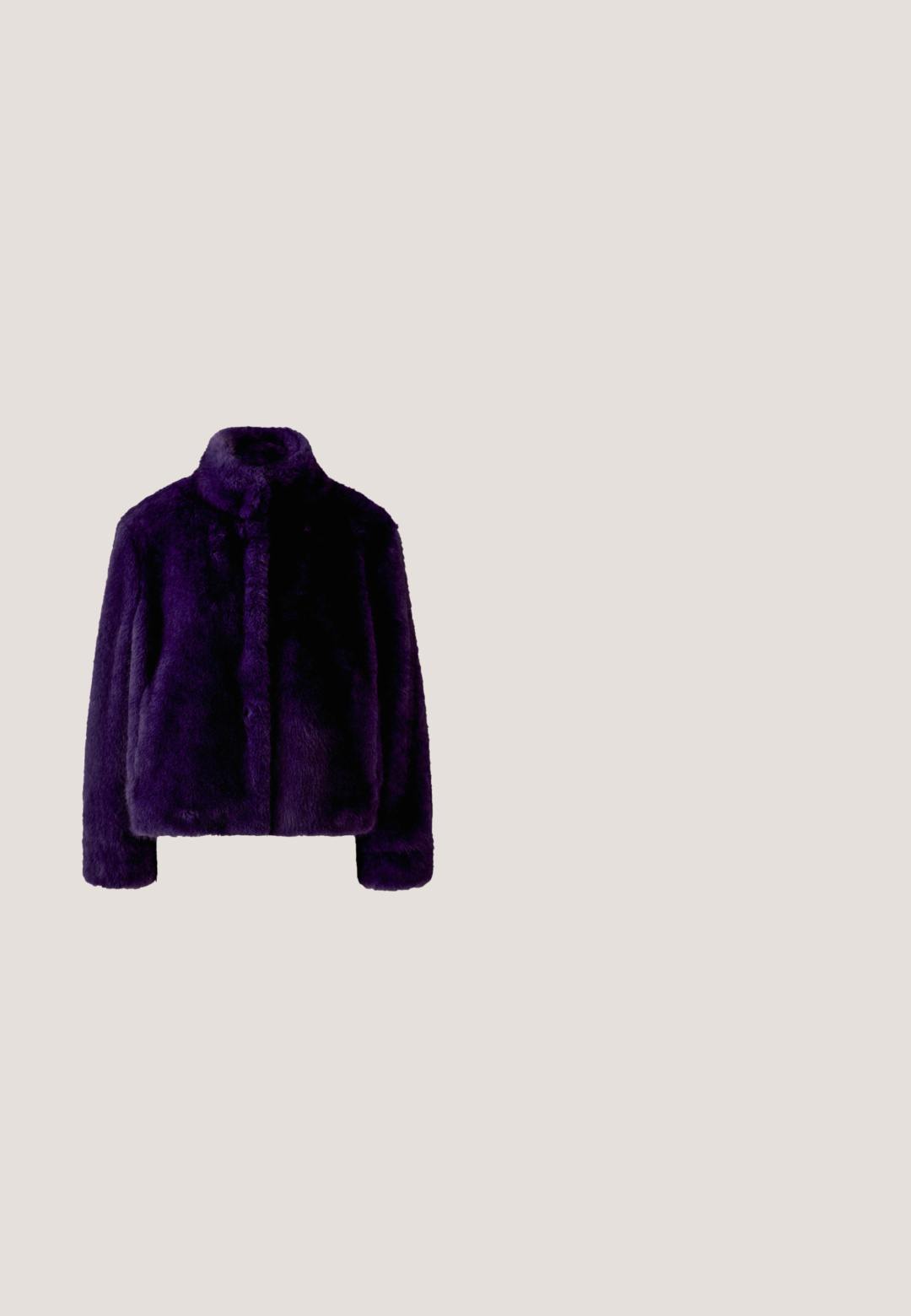 Veste en fausse fourrure violet foncé à manches longues et col montant, vue de face sur fond blanc.; Une robe noire à manches longues avec des imprimés floraux et textuels vibrants, un tissu texturé et des détails froncés sur un côté, créant un look dynamique.; Botte marron à hauteur de genou en matériau brillant, dotée d'un design loose et d'un embout noir pointu. Le talon aiguille ajoute de la hauteur.; Lunettes de soleil rectangulaires de couleur rouge foncé avec des verres dégradés noirs et le logo "vogue" sur la branche, présentées sur un fond clair uni.; Sac à main métallique rouge brillant avec une anse supérieure arrondie et un corps courbé et structuré sur fond blanc.; Boucles d'oreilles en acrylique rouge avec une finition brillante, présentant un design courbé et ouvert, ainsi qu'un fermoir à clou. La forme est ronde et épaisse.