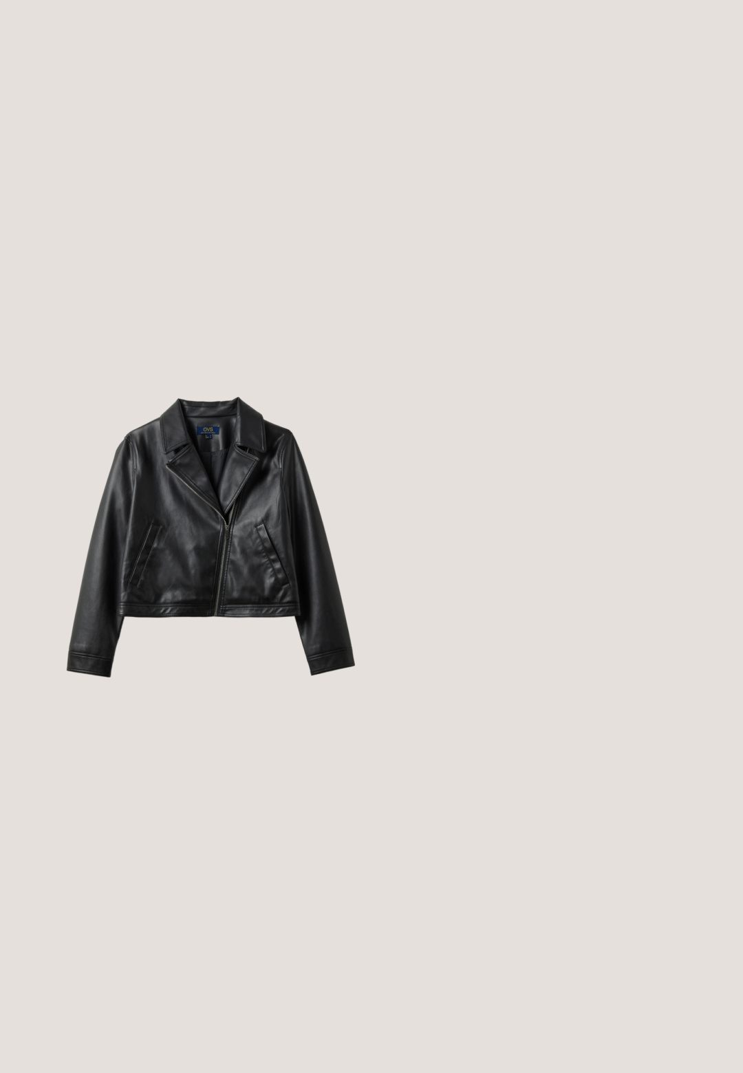 Schwarze kurze Lederjacke mit breiten Revers, asymmetrischem Frontreißverschluss und zwei schrägen Seitentaschen, flach auf weißem Hintergrund liegend.; Schwarzes kurzärmeliges T-Shirt aus Baumwolle. Mit Rundhalsausschnitt und lockerer Passform, ohne Muster oder Akzente. Weicher Stoff.; Schwarze Jeans mit weitem Bein aus Denim, mit hoher Taille, fünf Taschen und dezenten Verwaschungen an der Vorderseite.; Schwarze Leder-Ankle-Boots mit einem klobigen Blockabsatz und einer robusten Gummisohle. Verfügt über eine glatte Oberfläche und ein kleines Metallelement in der Nähe des Reißverschlusses.; Schwarze Lederhandtasche mit glatter Textur, geschwungener Form, verstellbarem Trageriemen und einem dezent geprägten Logo auf der Vorderseite.; Silberner offener Ring mit einem glatten Band, das einen einzelnen runden klaren Kristall in einer Krappenfassung enthält. Polierte Oberfläche, elegantes Design.