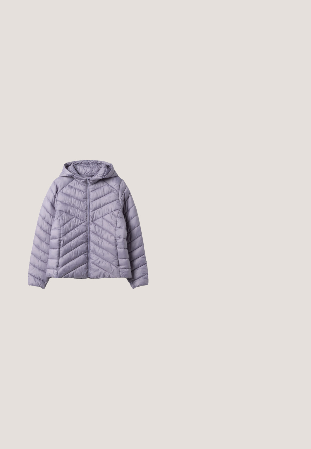 Lichtpaarse gewatteerde jas met capuchon, rits aan de voorkant en diagonaal doorgestikt patroon op mouwen en lijf.; Lila longsleeve trui met ronde hals en geribde boorden aan mouwen en zoom, plat gelegd op een witte achtergrond.; Witte katoenen t-shirt met korte mouwen, een ronde halslijn en een losse pasvorm. Geen zichtbare patronen of logo's. Zachte textuur.; Lichtblauwe sweatpants met een ontspannen pasvorm, voorzien van een elastische tailleband en een trekkoord. Voorzien van zijzakken en geribbelde boorden bij de enkels.; Witte lage sneaker met vetersluiting en paarse hielaccent, met een dikke zool en subtiele stikdetails.; Lavendelkleurige duffelbag met gevoerde schouderriem, twee handvatten en een zijritszak, getoond tegen een witte achtergrond.