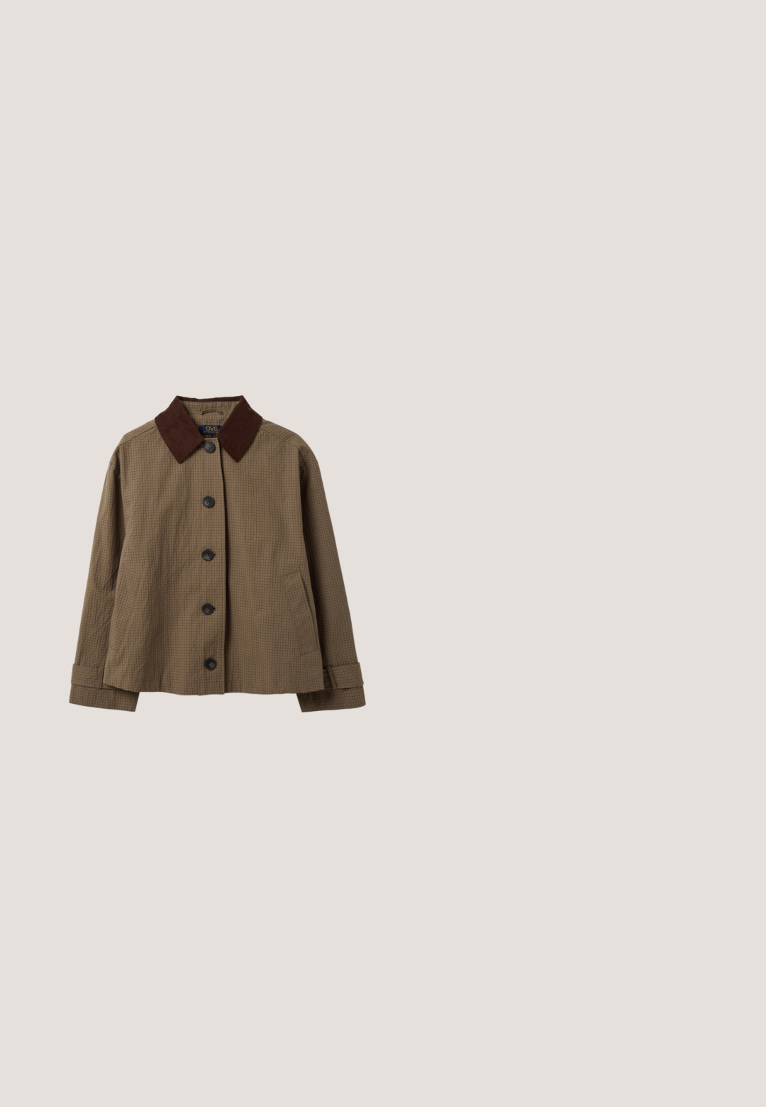 Bruine geruite jas met knopen, donkerbruine kraag, twee steekzakken en lange mouwen met knoopmanschetten.; Olijfgroene T-shirt met V-hals, korte mouwen en onafgewerkte randen. Gemaakt van zachte, gestructureerde stof, met een ontspannen pasvorm.; Roomy, wijde broek in crème met hoge taille, voorzien van een knoop aan de voorkant, ritssluiting, lussen voor een riem en schuine zijzakken.; Bruine suède instappers met een gestikte naad, platte zool en een ronde neus. Eenvoudig ontwerp met een kleine decoratieve band aan de voorkant.; Bruine leren shopper met twee handvatten en een bijpassend bruin geperforeerd tasje dat ervoor op een witte achtergrond ligt.; Fijne gouden ketting met een kleine gouden kubus en een zilveren cilindervormige hanger eraan, verstelbare sluiting met meerdere lusjes.