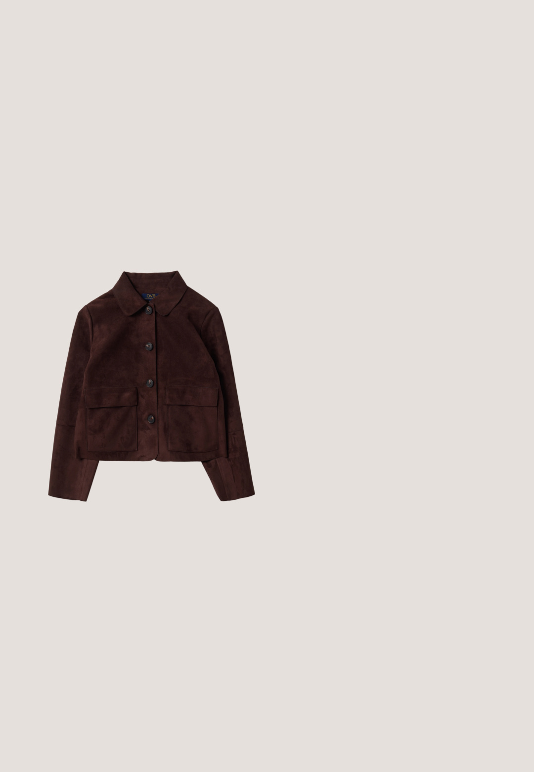 Chaqueta de ante marrón oscuro con botones, cuello y dos grandes bolsillos delanteros con solapa, mostrada extendida sobre un fondo blanco.; Camiseta de manga larga con cuello redondo y rayas horizontales en rojo oscuro, blanco y azul marino sobre un fondo blanco.; Jeans de mezclilla de pierna ancha en azul oscuro con un diseño desgastado, que presentan una cinturilla con cordón y un estilo de cinco bolsillos.; Zapatillas de piel sintética burdeos imitación cocodrilo con punta redonda, diseño de cordones, suela de goma y detalles texturizados a lo largo de los lados y la parte trasera.; Pequeño bolso rectangular de cuero rojo oscuro con asas dobles, cremallera dorada y logo de Aldo en el frente.; Pendientes de vidrio rojo con un acabado suave y brillante. Cada pendiente presenta un diseño en espiral con un corte circular en el centro.