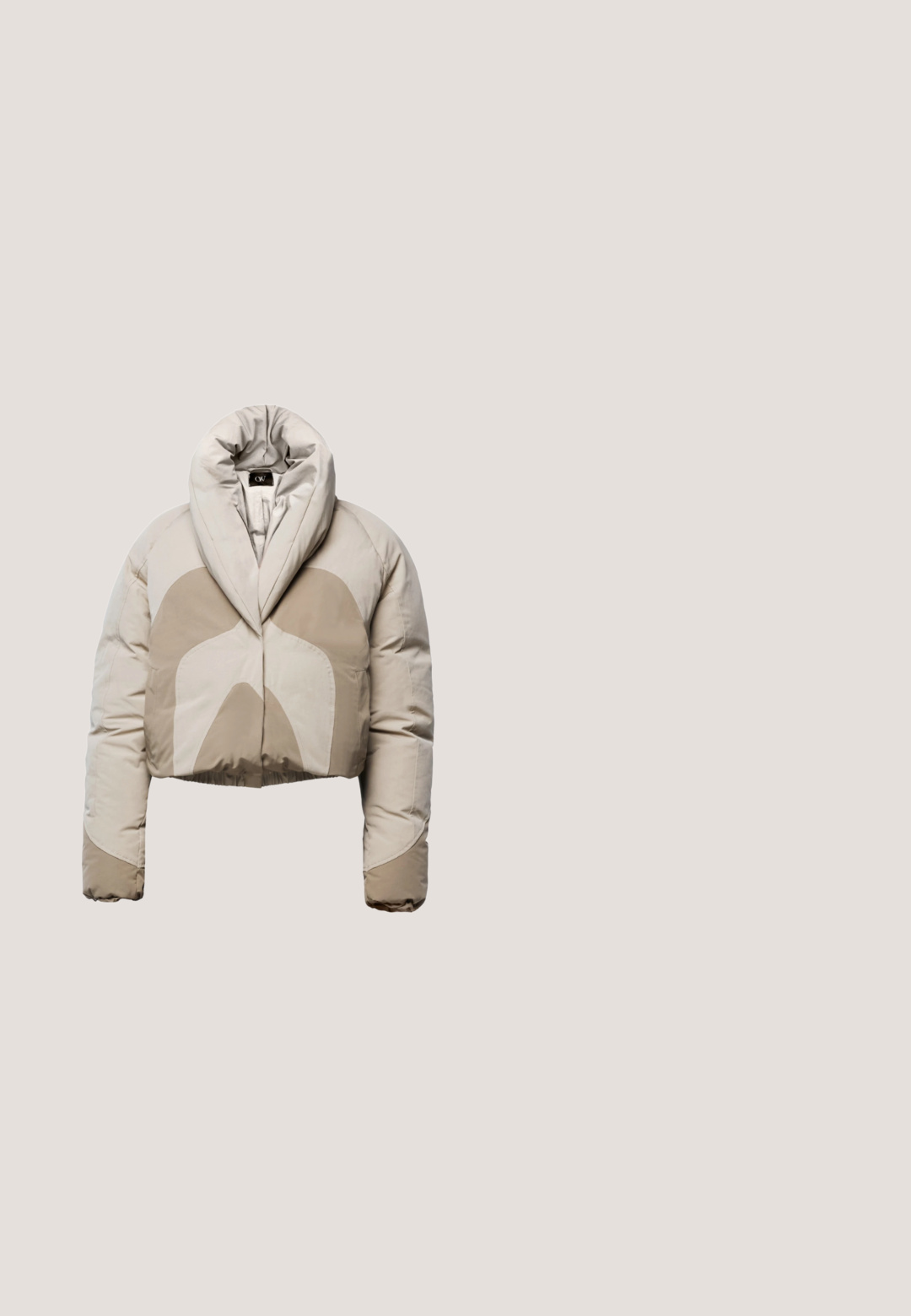 Afkortet pufferjakke i beige og creme med høj krave, der har et quiltet design og kontrasterende panelformer på kroppen og ærmerne.; Grøn velour zip-up hoodie med en forlommer, guld lynlås og logodetalje. Har hætte og ribbede manchetter. Blød tekstur.; Olivengrøn langærmet skjorte med hvide dobbeltstriber på ærmerne, hvid krave og "ARENA 2026 RÉSUMÉ" logo på brystet.; Camo bukser med vidde i nuancer af grøn, brun og grå, med elastisk talje og sidelommer. Har brandtekst på siden.; Beige sneakers med struktureret strik-overdel, rund tå og blank gummisål. Har fremtrædende branding på siden og snørret front.; Olivengrøn læderhåndtaske med flettede hanke, lynlåslomme foran og dekorative frynser. Struktureret overflade, kompakt rektangulær form.