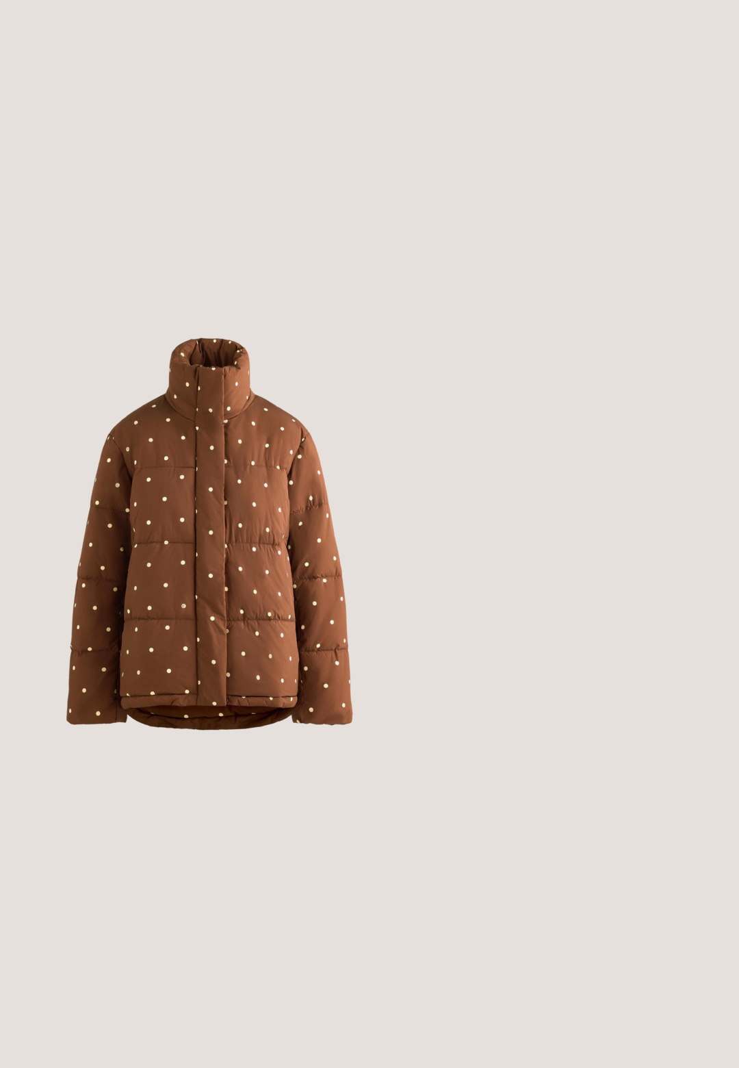 Braune gesteppte Jacke mit hohem Kragen und weißen Polka-Dots, vorne Reißverschluss, der von einer Blende verdeckt wird, lange Ärmel und leicht abgerundeter Saum.; Übergroßer Rollkragenpullover aus weichem, hellbraunem Strick. Besitzt einen gerippten Kragen und Manschetten, hat einen lockeren Schnitt und keine sichtbaren Muster.; Braunes langärmeliges Polohemd mit drei Knöpfen und Kragen, taillierter Schnitt, präsentiert auf weißem Hintergrund.; Beige weit geschnittene Hose aus weichem Stoff, mit einem Kordelzugbund und glatter Textur, ohne Muster oder zusätzliche Hardware.; Tamaris ELEGANTE MIT REMOVABLE SOCK - Schnürstiefelette - mocca; Braune Wildleder-Shopper-Tasche mit glatten Ledergriffen und Schnallendetails, mit großzügigem Design und flacher Form für einfaches Tragen.