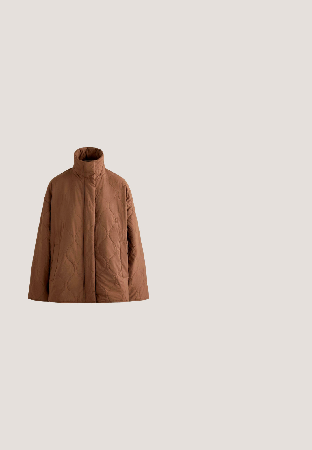Brun quiltet jakke med høj krave, lange ærmer og sidelommer, med et subtilt bølgemønster i syningen.; Bordeaux kortærmet crop top lavet af glat stof med rund halsudskæring. Minimalistisk design, ingen synlige logoer eller mønstre.; Brune bukser med brede ben og elastisk talje med snøre, vist mod en ensfarvet hvid baggrund. Ingen synlige logoer eller mønstre.; Brunt ruskindssneaker med lyseblå accenter, snørebåndsdesign, gummisål og et karakteristisk logo på siden. Ren, minimalistisk stil.; Brun ruskind skuldertaske med en enkelt bred strop og synlig midtersømme, præsenteret mod en hvid baggrund.; Sølv dobbeltsidet halskæde med en cirkulær vedhæng og en lille trifoldu accent; har et mærke med "DKNY" branding.
