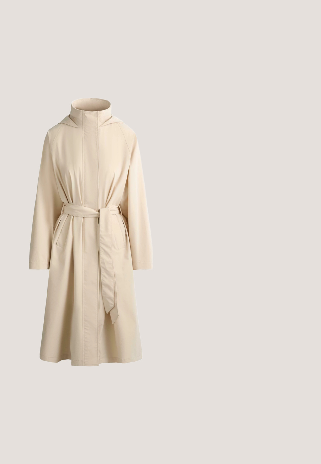 Beige knælængde trenchcoat med lange ærmer, høj krave, frontbælte og sidelommer, vist på hvid baggrund.; Beige sweater med rund halsudskæring, lange ærmer og ribbet kant. Fremstillet af blødt strikket stof med et let cropped design.; Lys grå, brede bukser lavet af et glat stof med en skræddersyet talje, frontfolder og sidelommer.; Beige læderloafer med spids tå, flad sort sål og lille metallisk logodetalje nær den øverste kant.; Brun læderhåndtaske med et struktureret design, lås i guldton og kontrasterende syninger. Har en aftagelig skulderrem.; Tynd, poleret guldarmring med en glat, rund form og subtil branding. Har et sømløst design og en minimalistisk æstetik.