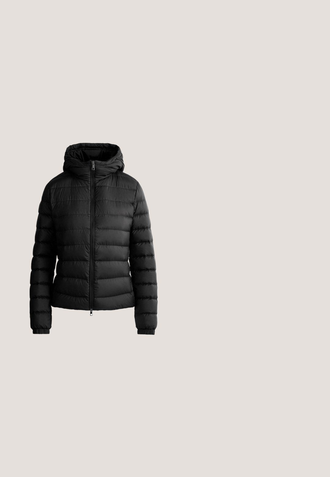 Schwarze gesteppte Steppjacke mit Kapuze, durchgehendem Frontreißverschluss und elastischen Bündchen, entworfen für kaltes Wetter.; Weißes Kurzarm-T-Shirt mit Rundhalsausschnitt, aus glattem Stoff gefertigt. Mit einem dezenten Calvin Klein-Logo in der Mitte.; Schwarze, weit geschnittene Hose mit hohem Bund, Gürtelschlaufen und vorderen Falten, auf weißem Hintergrund dargestellt.; Schwarze Lederstiefelette mit derben Profilsohle, Blockabsatz, seitlichem Reißverschluss und Zugschlaufe auf der Rückseite vor weißem Hintergrund.; Schwarze Lederhandtasche mit einem geschwungenen Schultergriff, subtilen Rautenmuster und einem abnehmbaren Schulterriemen. Die Textur ist glatt mit geprägten Details.; Silberne Creolen mit eingravierten Buchstaben "DKNY" und drei klaren Edelsteinen, die das Design betonen. Runde Form mit glänzender Oberfläche.