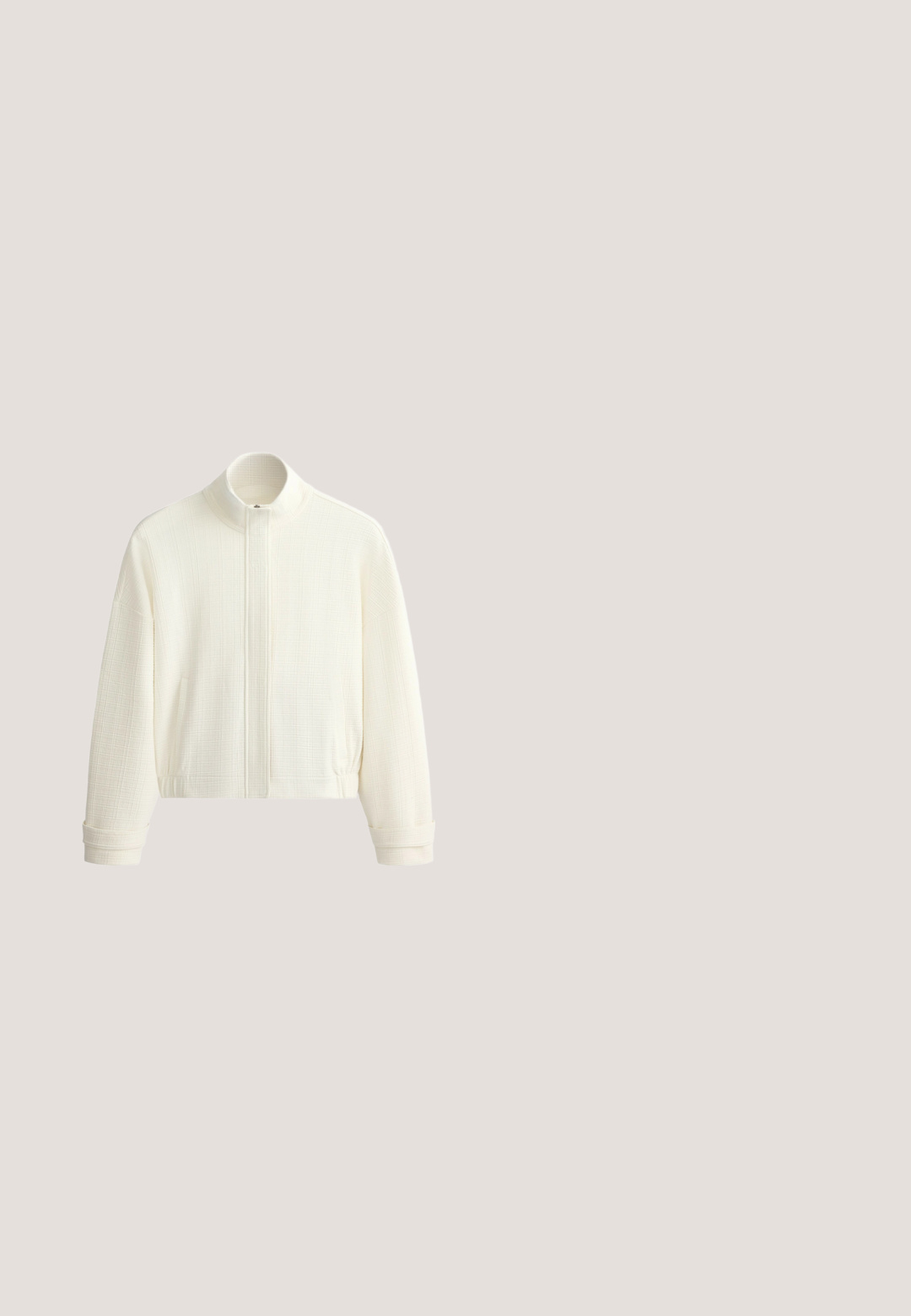 Veste blanche texturée à manches longues avec col montant, fermeture zippée à l'avant, taille élastique et détails aux poignets.; T-shirt blanc à manches courtes avec col en V, fines rayures horizontales noires et bordure intérieure noire au niveau du col.; Shorts en denim blanc avec ourlet effiloché, cinq poches, fermeture à bouton et détails de couture subtils à l'arrière. Coupe standard et tissu léger.; Baskets en daim beige avec un accent de talon noir, des lacets blancs et une semelle en caoutchouc naturel. Présente un design minimaliste et des lignes épurées.; Pochette noire tressée de forme rectangulaire avec dessus courbé, présentée sur fond blanc uni. Aucune lanière ou ornement visible.; Glanzstücke München BREZEL - Bracelet - gelbgoldfarben