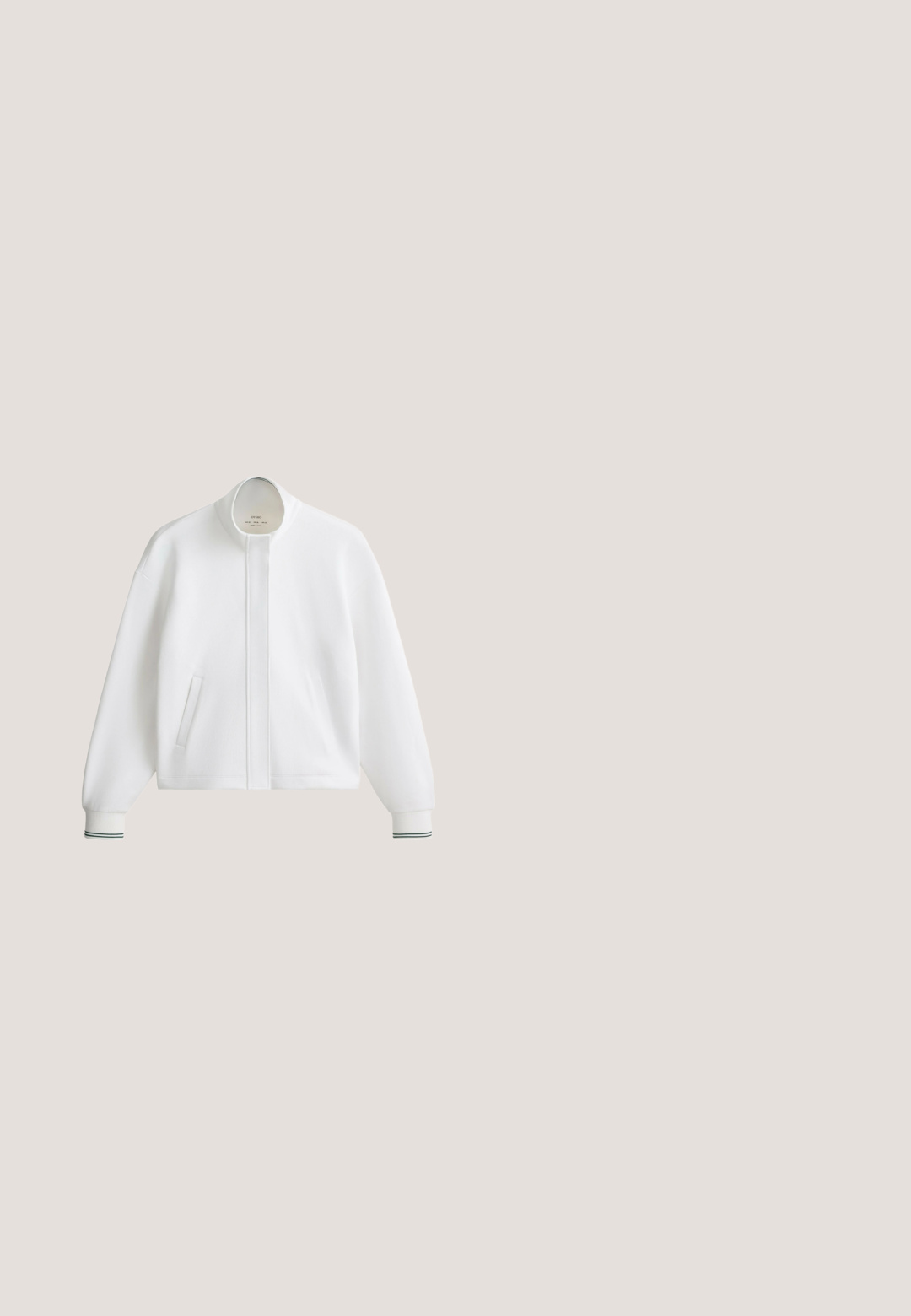 Veste blanche à manches longues zippée, col montant, poches latérales et poignets côtelés avec fines rayures noires.; Combinaison bleue sans manches avec fines bretelles et encolure en V, avec un détail croisé dans le haut du dos et des jambes courtes.; Tongs en caoutchouc blanc cassé, à bride fine et semelle texturée, vues de côté sur un fond uni.; Lunettes de soleil surdimensionnées carrées noires avec des verres foncés dégradés et des branches fines, portant la marque "Vogue" sur le verre et la branche.; Sac de voyage en tissu matelassé beige avec deux poignées courtes et une bandoulière ajustable, sur fond blanc.; Bracelet en chaîne serpent en argent avec fermoir mousqueton et petite chaîne d'extension sur fond blanc.