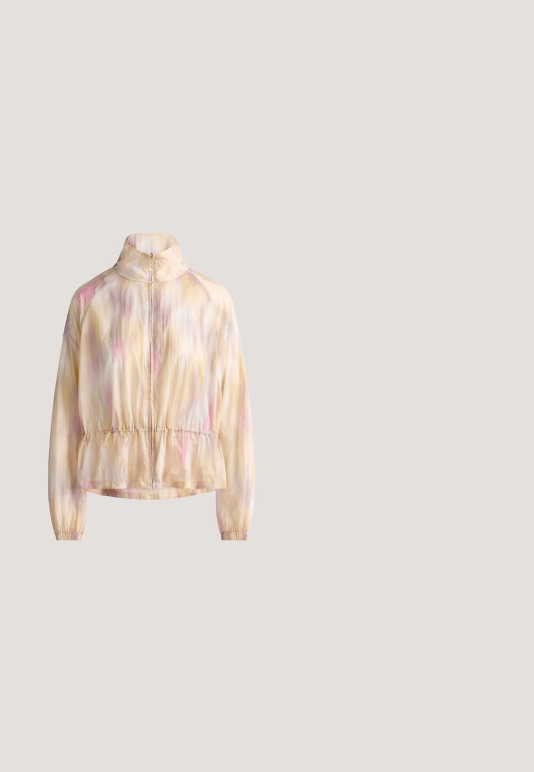 Veste légère à manches longues avec fermeture éclair frontale, poignets élastiques, taille froncée et motif tie-dye pastel dans des tons doux de jaune et rose.; Haut court violet avec bretelles fines, présentant un motif de petits pois marron rouge et une texture de tissu lisse et extensible.; Pantalon de pyjama rose clair avec une texture côtelée, taille élastique et bordure duveteuse aux poignets. Coupe décontractée avec jambes droites.; Basket basse rose avec détails en suède, bandes latérales argentées, fermeture lacets et semelle marron texturée, orientée vers la droite sur fond blanc.; Des lunettes de soleil style cat-eye avec des verres roses, des montures dorées et des branches rehaussées de perles. Présentent un design géométrique unique et des détails matériels délicats.; Sac à main rose avec une poignée supérieure tressée, des finitions en métal argenté, une poche zippée à l'avant et de longues franges sur les côtés ; matériau en simili cuir texturé.