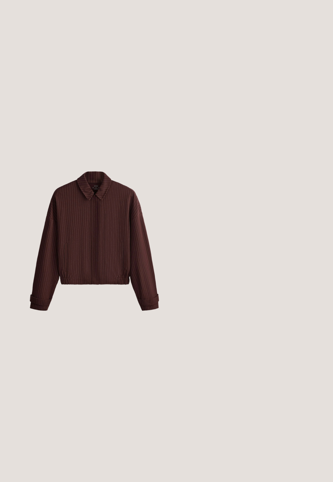 Veste marron à fines rayures avec col, poches avant, manches longues et ceinture élastique, présentée sur fond blanc.; Blouse à manches courtes et col en V de couleur marron foncé, coupe ample avec cordon ajustable à l'ourlet.; Pantalon ample avec taille élastique, motif à carreaux beige et rouge, et nœuds attachés aux poignets resserrés aux chevilles.; Basket basse en cuir marron foncé avec finition texturée, design à lacets et semelle en caoutchouc marron, vue de côté sur fond blanc.; Sac à épaule en cuir marron foncé avec bandoulière ajustable, anneaux et ferrures métalliques dorés, présenté sur fond blanc.; Collier délicat avec chaîne en or et plusieurs rangs drapés de petites perles foncées, reliés par des fermoirs ronds en or.