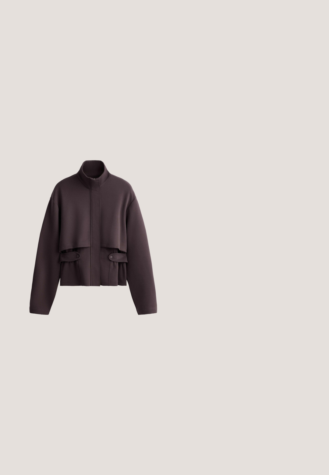 Mørkebrun cropped jakke med lange ærmer, høj krave, frontklappanel og to knaplukninger i taljen mod en hvid baggrund.; Mørkebrun strikket cardigan med lynlås, ribstrikkede manchetter, kant og krave, lagt fladt på hvid baggrund.; Nærbillede af blødt, brunt strikket stof med synlig tekstur og blide folder, der skaber lys- og skyggevariationer.; Mørkebrune løstsiddende bukser med elastisk taljebånd og sidelommer med slids, forkortet over anklerne.; Lav-top sneaker med brun ruskindsoverdel, hvide læder sidepaneler, snørelukning og tyk lys brun gummisål.; Stor, slaskede hobo-taske i mørkebrun tekstureret læder med en enkelt, bred skulderrem og design med åben top.