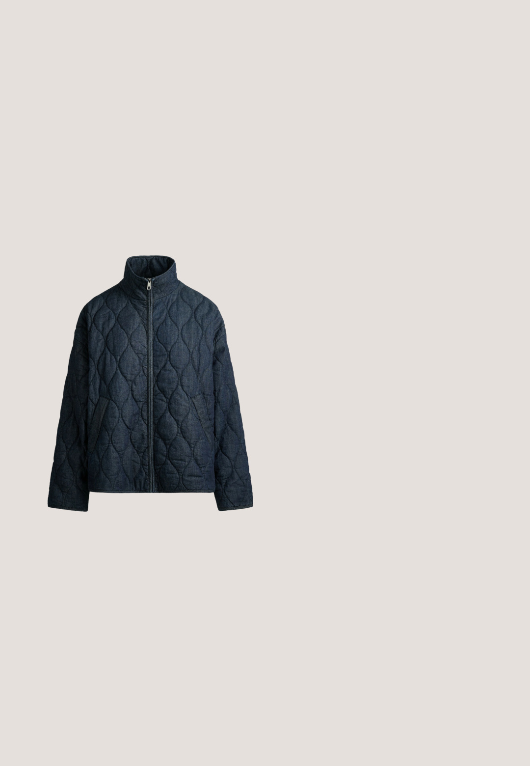 Tmavomodrá prešívaná bunda s vysokým golierom, predným zipsom, dlhými rukávmi a dvoma bočnými vreckami.; Pepe Jeans BALLI - Mikina - dulwich blue; Tmavomodré tričko s krátkym rukávom a okrúhlym výstrihom s čiernym nápisom "papa jeans" na hrudi.; Široké nohavice v námornickej modrej farbe, vyrobené z hladkej zmesi bavlny, s predným zapínaním na gombík a prešitými detailmi pozdĺž pásu a vreciek.; Športové tenisky v námorníckej modrej a béžovej farbe, s kombináciou materiálov, sieťovinou a semišovými akcentmi, biele šnúrky a textúrovaná podrážka s detailom loga.; Námornícko modrá vypchávková taška s dvoma krátkymi uchami a odnímateľným popruhom, na prednej strane s textúrovanou nášivkou. Hladký povrch materiálu.