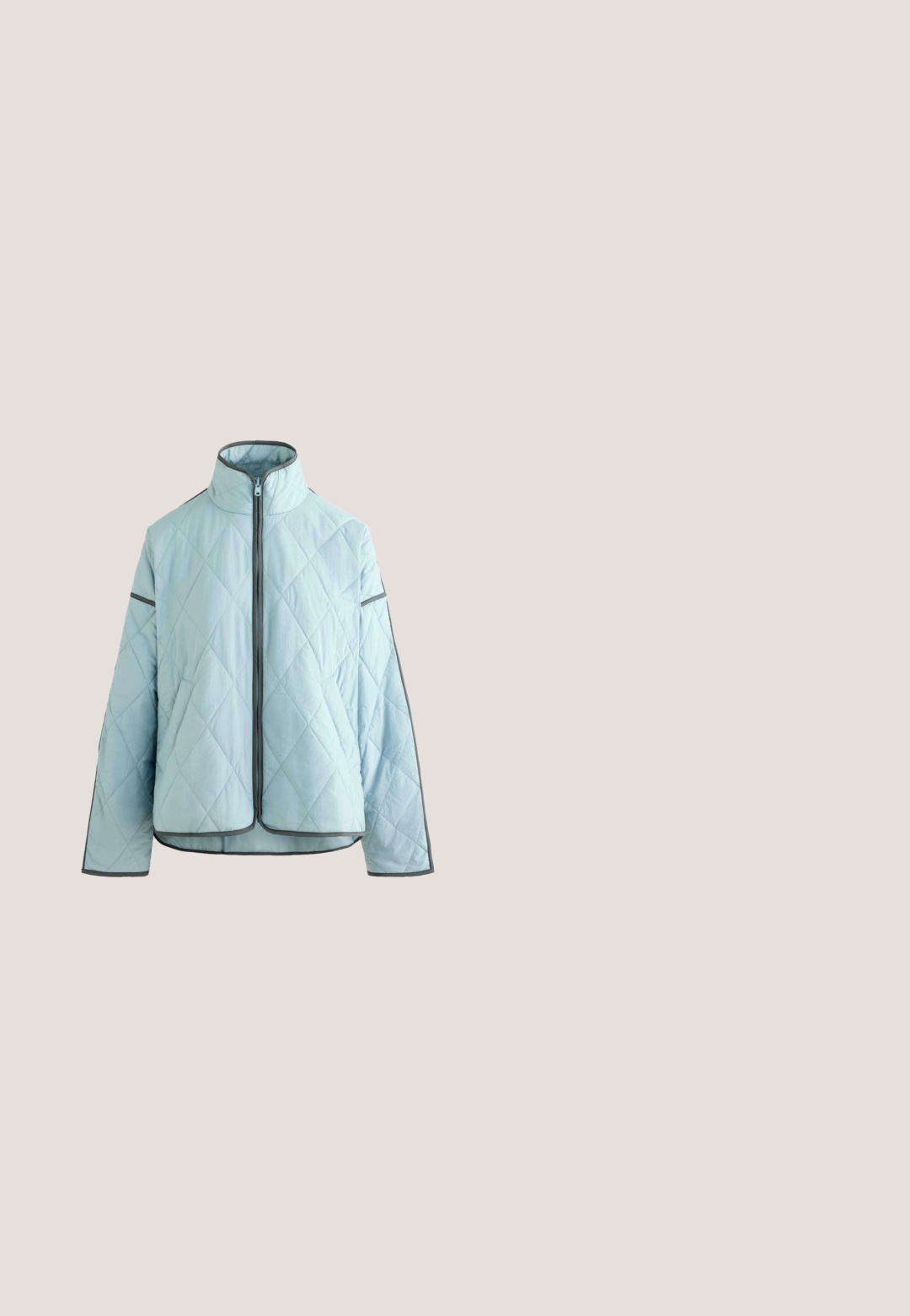 Gepolsterte Jacke in Hellblau mit diamantgeprägtem Muster, hohem Kragen, Frontreißverschluss und grauem Besatz entlang der Kanten und Ärmel.; Marineblauer Hoodie mit weißen Kordeln und kleinen weißen Herz- und Kreuzsymbolen auf der Brust, langen Ärmeln und gerippten Bündchen.; Türkisfarbenes, kurzärmeliges T-Shirt mit lockerem Schnitt, Rundhalsausschnitt und kleiner Brusttasche, bestickt mit einer dezenten Herzform.; Seasalt Cornwall WATERDANCE - Stoffhose - navy maritime; Schwarze mid-cut Wanderschuhe mit strukturiertem Finish, verstellbaren Schnürsenkeln und weißer Gummisohle. Mit Branding an der Seite.; Dunkelgraue synthetische Handtasche mit entspannter Form, ausgestattet mit zwei vorderen Reißverschlusstaschen, einem Schultergurt und einer strukturierten Oberfläche.