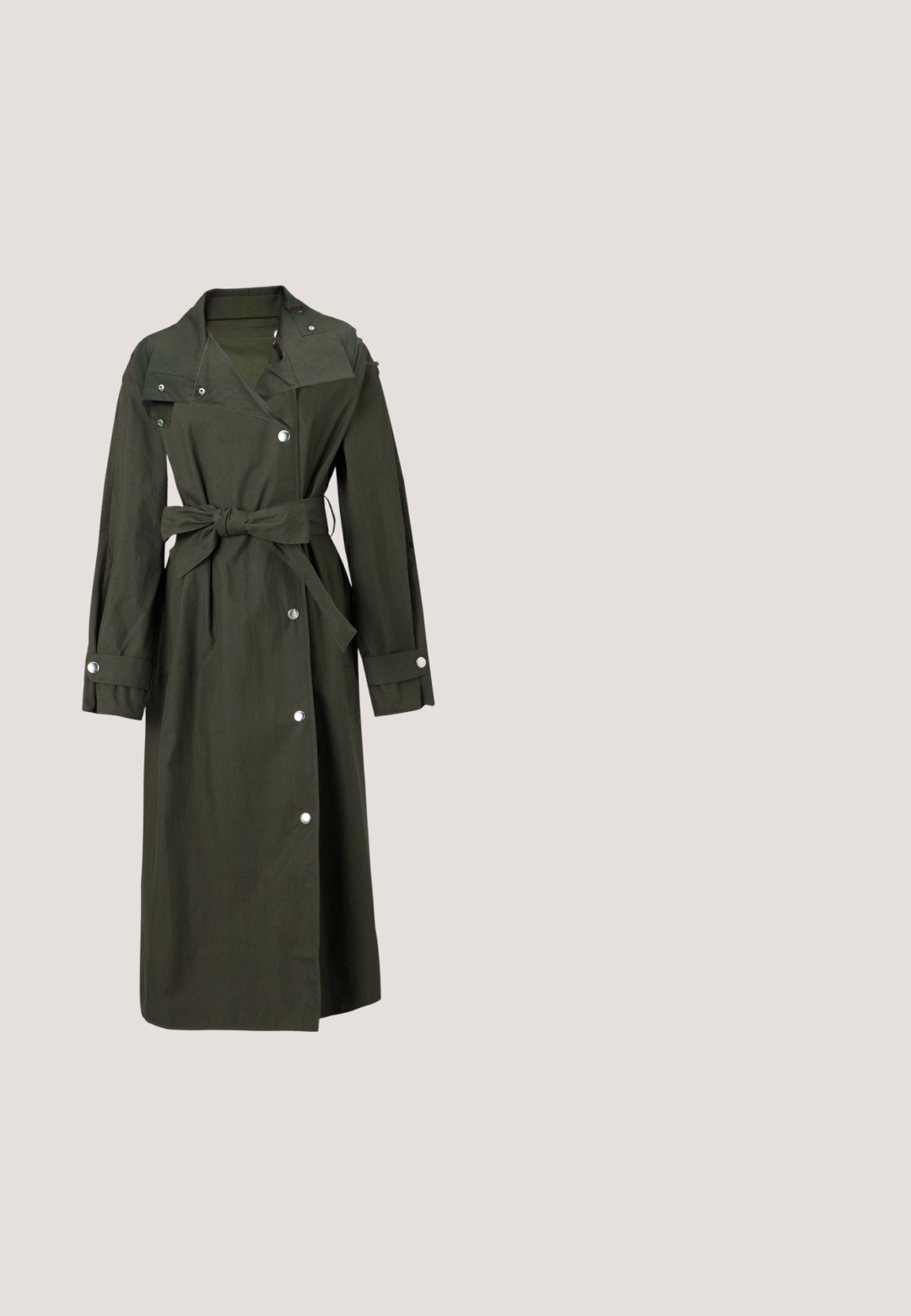 Gabardina larga de color verde oscuro con cinturón de lazo en la cintura, botones a presión en la parte delantera y tiras en los puños con botones plateados.; Camiseta de manga corta con rayas horizontales en verde oliva y blanco, y escote redondo, sobre un fondo liso.; Pantalones de pierna ancha verdes hechos de un tejido suave. Presentan un cierre frontal con un solo botón y un diseño frontal plano.; Mocasín de cuero verde oscuro con dos correas de hebilla doradas y un tacón bajo negro, mostrado de lado sobre un fondo liso.; Bolso de mano de cuero verde oscuro texturizado con asas superiores, una correa frontal con un botón redondo plateado y una correa de hombro desmontable.; Pendientes de aro de oro con un acabado metálico suave, que cuentan con un charm en forma de lágrima suspendido de cada aro. Diseño simple con una textura brillante.