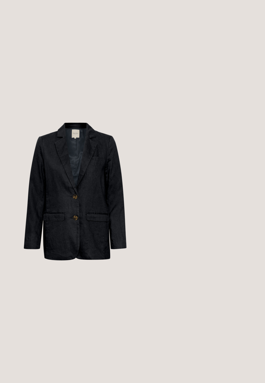 Mørkeblå blazer lavet af tekstureret hør, med to forlommer, to brune knapper og et design med slagkrave. Glat indvendig foring.; Navyblå ærmeløs strik top med vandrette hvide striber og bred, ensfarvet navy kant forneden.; Marineblå vide bukser med lodrette hvide striber, elastisk talje og blød stofstruktur, som giver en afslappet pasform.; Navyblå mules med blokhæl, blød tekstur, åben tå og ensfarvet design. Har en let buet sål og en bred rem for sikker pasform.; Blå tekstureret crossbody taske med klaplukning og justerbar sort rem, med lille gyldent kraniedetalje foran.; Justerbart armbånd med mørkeblå fasetterede perler, en hvid blomstformet perle i midten og små guld accenter på en hvid baggrund.