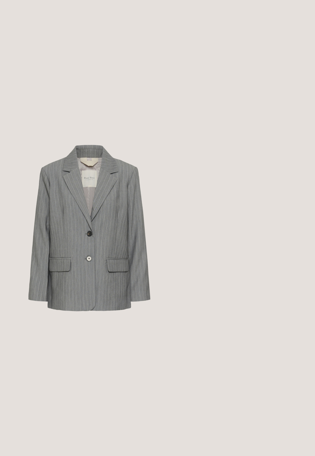 Grå blazer med nålestriber, notch-revers, to frontknapper og to klaplommer, vist på en ensfarvet baggrund.; Kortærmet hvid T-shirt lavet af blødt bomuldsstof. Har en rund halsudskæring og et enkelt, sømløst design uden udsmykninger eller mønstre.; Grå skræddersyede bukser med lige pasform, der har læg, flad front og en glat stofstruktur, afsluttet med et båndmærke i taljen.; Grå ruskinds sneakers med hvide detaljer, rund tå, flade snørebånd og en tykk hvid sål med teksturerede mønstre.; Grå skuldertaske i læder med rektangulær form, glat tekstur, slankt design og et enkelt logo på forsiden.; EDBLAD LUCKY CLOVER - Armbånd - steel