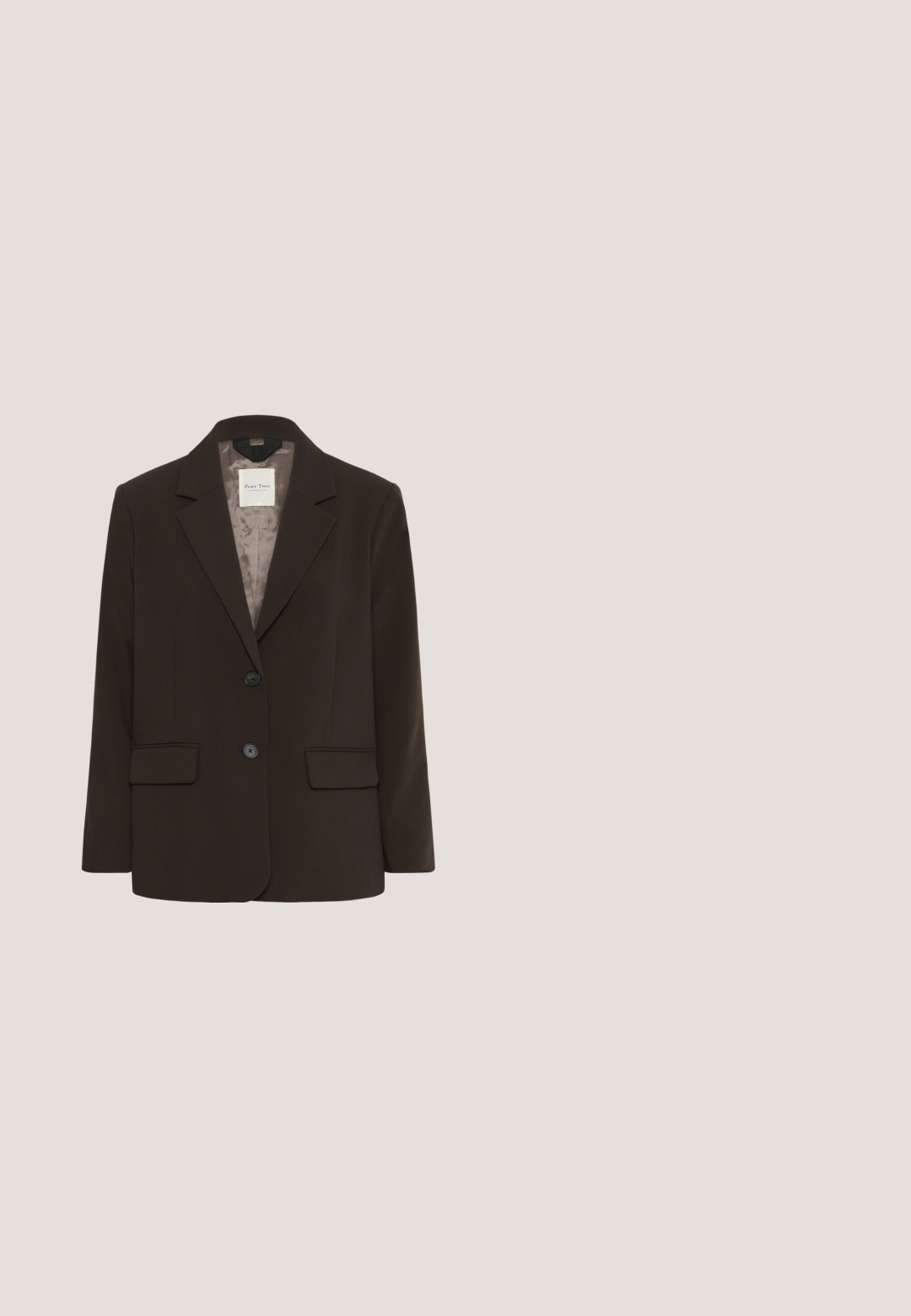 Donkerbruine, op maat gemaakte blazer met twee voorste knopen, gekartelde revers, klepzakken en een lichtgrijze voering op een lege achtergrond.; Bruin aansluitend shirt met korte mouwen, een ronde hals en gladde stof, getoond op een effen witte achtergrond.; Bruine brede broek met een gladde textuur, voorzien van een gestructureerde tailleband en subtiele vouwdetails die aan de voorkant lopen.; Bruine enkellaarzen van een glad materiaal met een puntige neus en een vierkante blokhak. Heeft een rekbare schacht voor een perfecte pasvorm.; Bruine suède hobo-handtas met enkele schouderband en klein goudkleurig embleem, gecentreerd nabij de bovenkant aan de voorkant tegen een witte achtergrond.; Gouden armband met ovale schakels en een karabijnsluiting, met een verstelbare verlengketting die eindigt in een kleine gouden hartbedel.