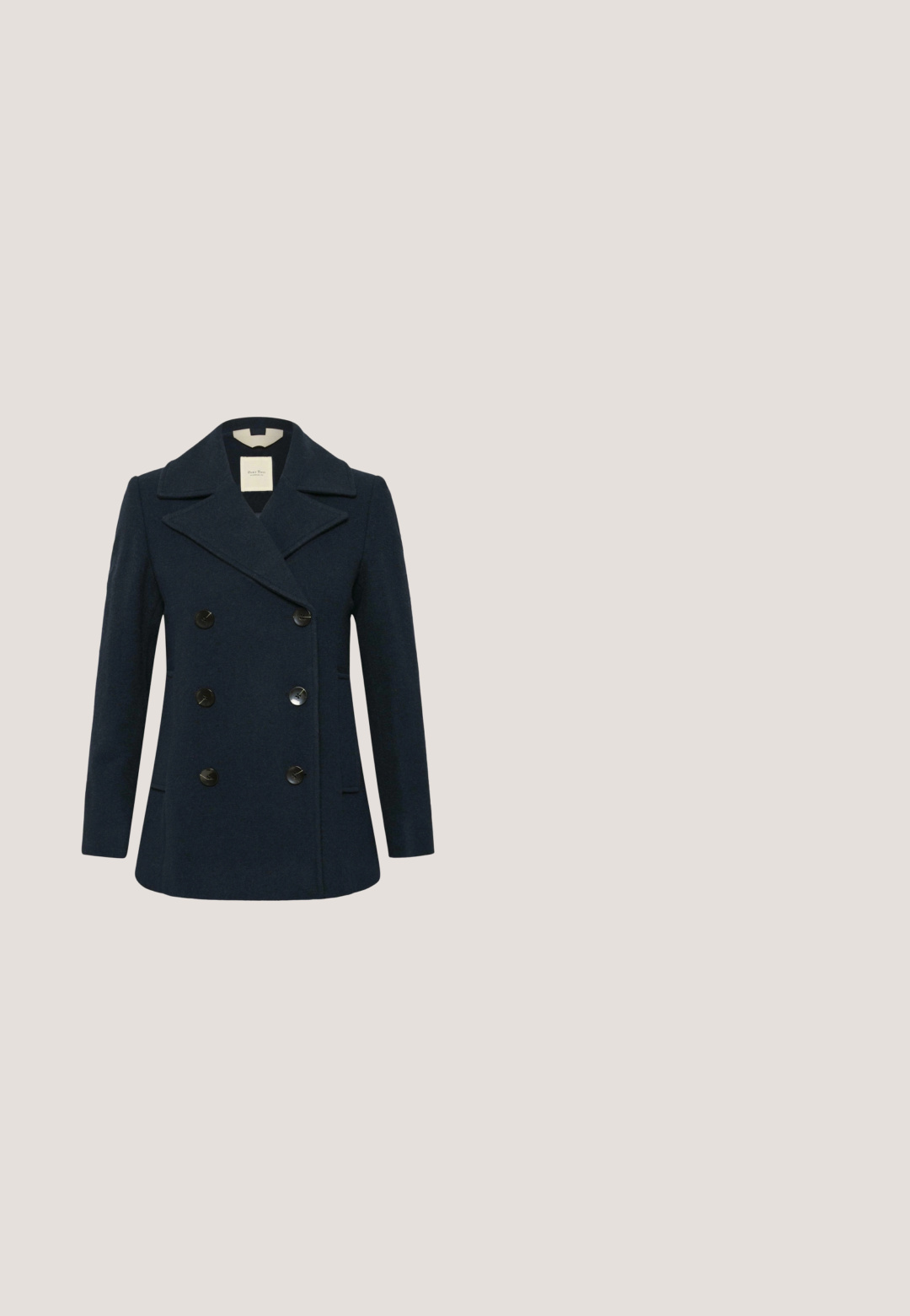 Abrigo de lana azul marino de doble botonadura con grandes botones negros, amplias solapas puntiagudas y bolsillos laterales. Presenta un ajuste entallado y una textura suave.; Kaffe KAMILINA - Blusa - windward blue melange stripe; Pantalones negros de pierna ancha con una sutil textura acanalada vertical y una cinturilla elástica alta.; Zapato de tacón alto puntiagudo de mujer en cuero negro con un fino tacón de aguja sobre fondo blanco.; Bolso rectangular azul marino con bordes redondeados, una sola correa negra y cierre superior con cremallera.; Par de pendientes de plata con forma irregular y superficie lisa, con cierre de mariposa, sobre un fondo blanco.