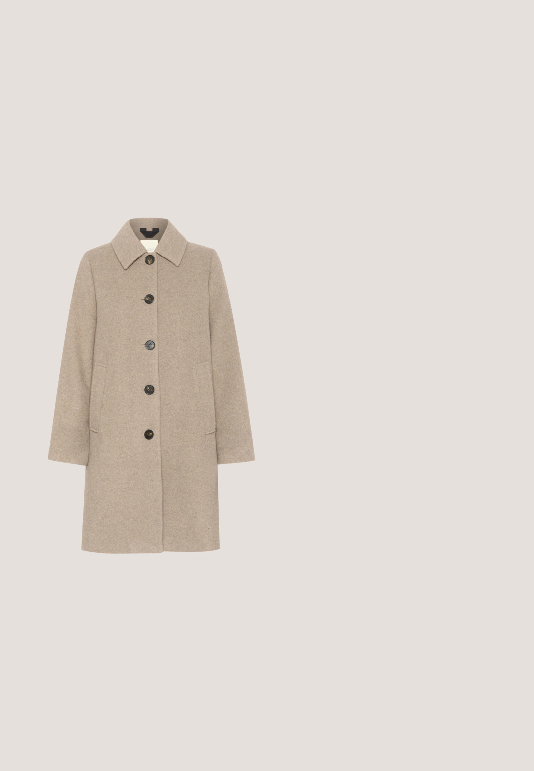 Manteau en laine beige avec col, doté de six boutons noirs, de deux poches latérales et d'une coupe droite. Texture lisse et style minimaliste.; Pull-over en tricot couleur crème avec un col en V, présentant une texture côtelée et des rayures marron contrastées à l'ourlet et aux poignets.; Pantalons larges plissés en tissu brun clair, dotés d'une taille structurée et d'une texture lisse, conçus pour le confort et la polyvalence.; Tamaris Bottes - taupe; Grand sac hobo décontracté en cuir texturé marron foncé avec une large bandoulière unique et un design ouvert.; Trois anneaux en or torsadés avec une texture lisse, présentant un design à spirale continu. Sans embellissements ni motifs supplémentaires.