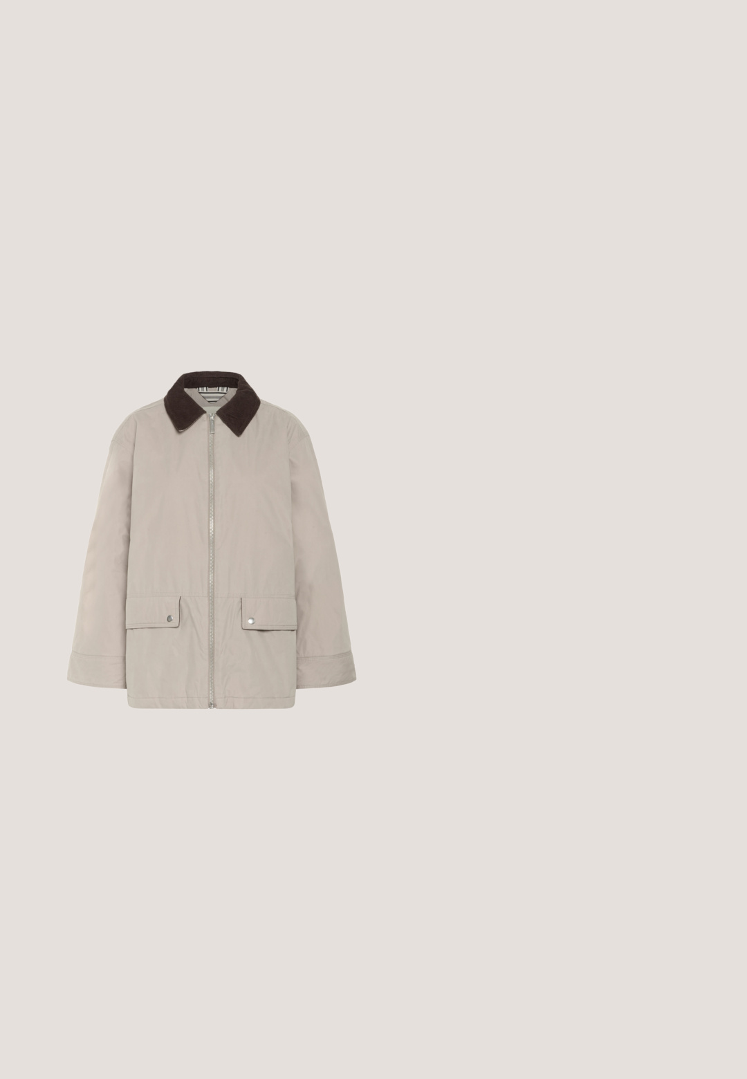 Beige ritsjack met een donkerbruine corduroy kraag, twee klepzakken met drukknoopsluitingen en lange mouwen.; Grijze, donzige cardigan met een staande kraag, voorzien van een knoopsluiting en lange mouwen. Gemaakt van zacht materiaal met een gestructureerde afwerking.; Overmatige T-shirt met korte mouwen in donker mauve, gemaakt van zachte stof, met een ronde hals en een rechte zoom met minimale stikdetails.; Beige broek met brede pijpen van gestructureerde stof, met een voornaad en een eenvoudige tailleband zonder versieringen.; Bruine suède hoge sneakers met een gestructureerd oppervlak, donkere veters en een stevige beige rubberen zool, met een lus bij de hak voor eenvoudig aan- en uittrekken.; Beige suède schoudertas met gebogen onderkant, verstelbare band, bovenste ritssluiting en klein metalen logo midden onderaan.