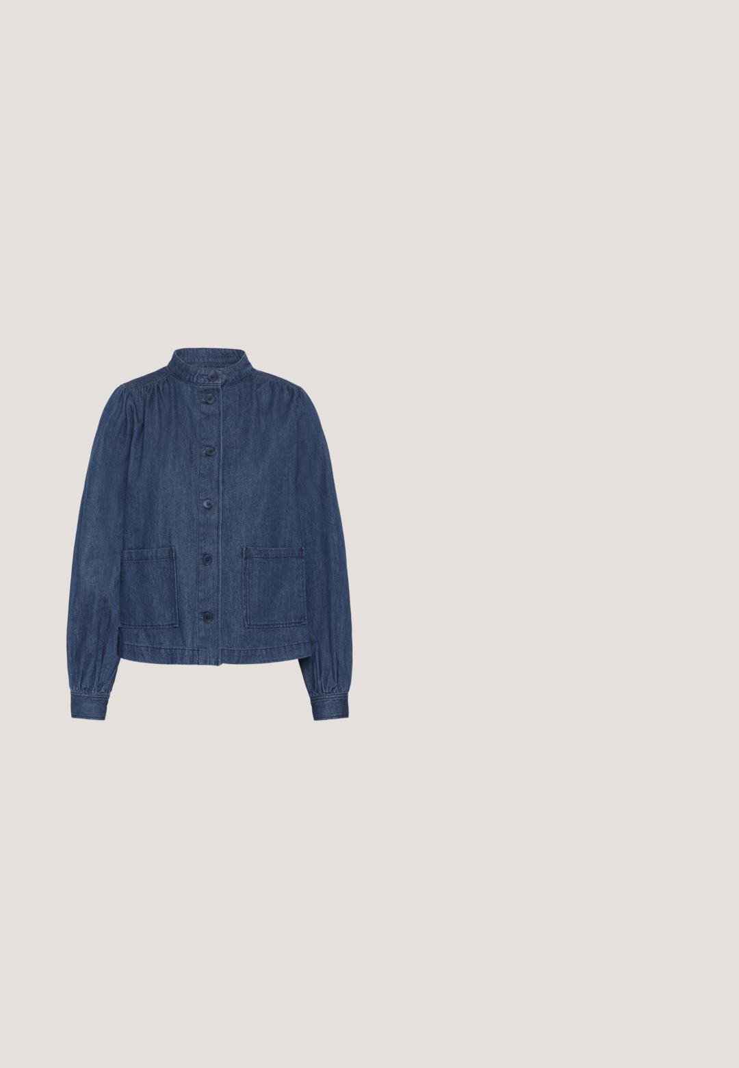 Mørkeblå denimjakke med stående krave, knapper foran, lange puffede ærmer og to forlommer med lap.; Lyseblå og hvide vandrette stribede kortærmede striktrøje med ribbet rund halsudskæring og puffede ærmer.; Blå denimbukser med høj talje og vide ben, forrest med læg, bæltestropper og skjult lynlåslukning.; Blå ruskinds sneakers med cremefarvede imiterede pelsdetaljer, prydet med tre hvide striber, snørebåndslukning og en sål i gummirubber.; Lyseblå læder skuldertaske med kornet overflade og lynlåslukning, med en enkelt rem og lille metal logo på forsiden.; Blå plastikøreringe med en glat finish, der har en gylden lås og et glat, buet design. Den ene ørering har en spidset form.