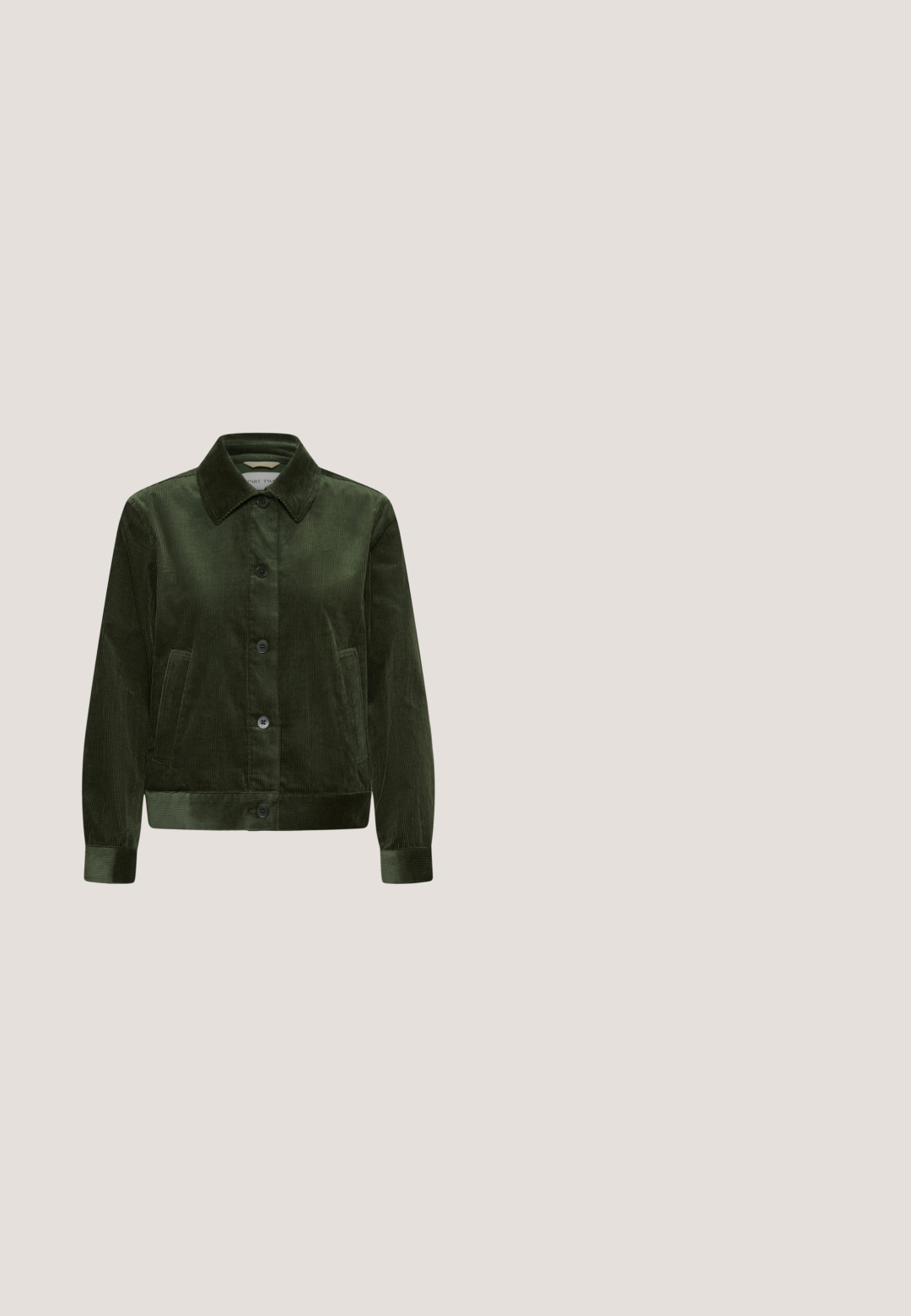 Veste en velours côtelé vert foncé à manches longues, fermeture à boutons sur le devant, col et deux poches latérales, présentée sur un fond uni.; Polo à manches courtes en maille côtelée vert clair, avec col et ourlet à volants, quatre boutons sur la patte de boutonnage, et bords de manches festonnés.; Jean en velours côtelé vert évasé avec une taille mi-haute, comprenant des poches avant, une fermeture à bouton et une texture douce.; Chaussure décontractée basse avec une tige en tissu à carreaux beige et blanc, des lacets beiges, et une semelle en caoutchouc brun clair épaisse et rainurée.; Sac fourre-tout vert avec un tissu texturé et froissé et de larges poignées, présenté sur un fond clair uni.; Boucles d'oreilles vertes translucides en forme de hoop avec un design ouvert et courbé, et une finition brillante. Elles disposent d'un fermoir à clou pour un port sécurisé.