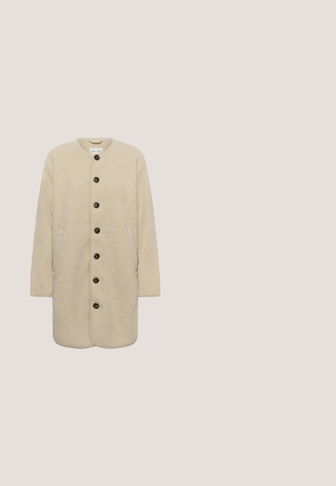 Beige lange mouw jas met knopen, textuurstof, ronde halslijn, twee steekzakken en zes donkere knopen aan de voorkant.; Crèmekleurige fleece trui met lange mouwen, opstaande kraag en drie knopen bij de halslijn, voorzien van elastische manchetten.; Beige uitlopende joggingbroek van een zachte katoenmix met een elastische tailleband en een gladde textuur, uitgevoerd met een rechte pasvorm tot aan de enkel.; Beige suède enkellaarzen met een ronde neus, minimale stiksels en een lichtbruine rubberen zool met een getextureerd patroon.; Beige suède handtas met een ronde vorm, zwarte leren schouderband en hoekige accenten. Beschikt over minimale hardware en een zachte textuur.; Set van gladde, gebogen gouden oorringen met een dik, afgerond ontwerp op een witte achtergrond.