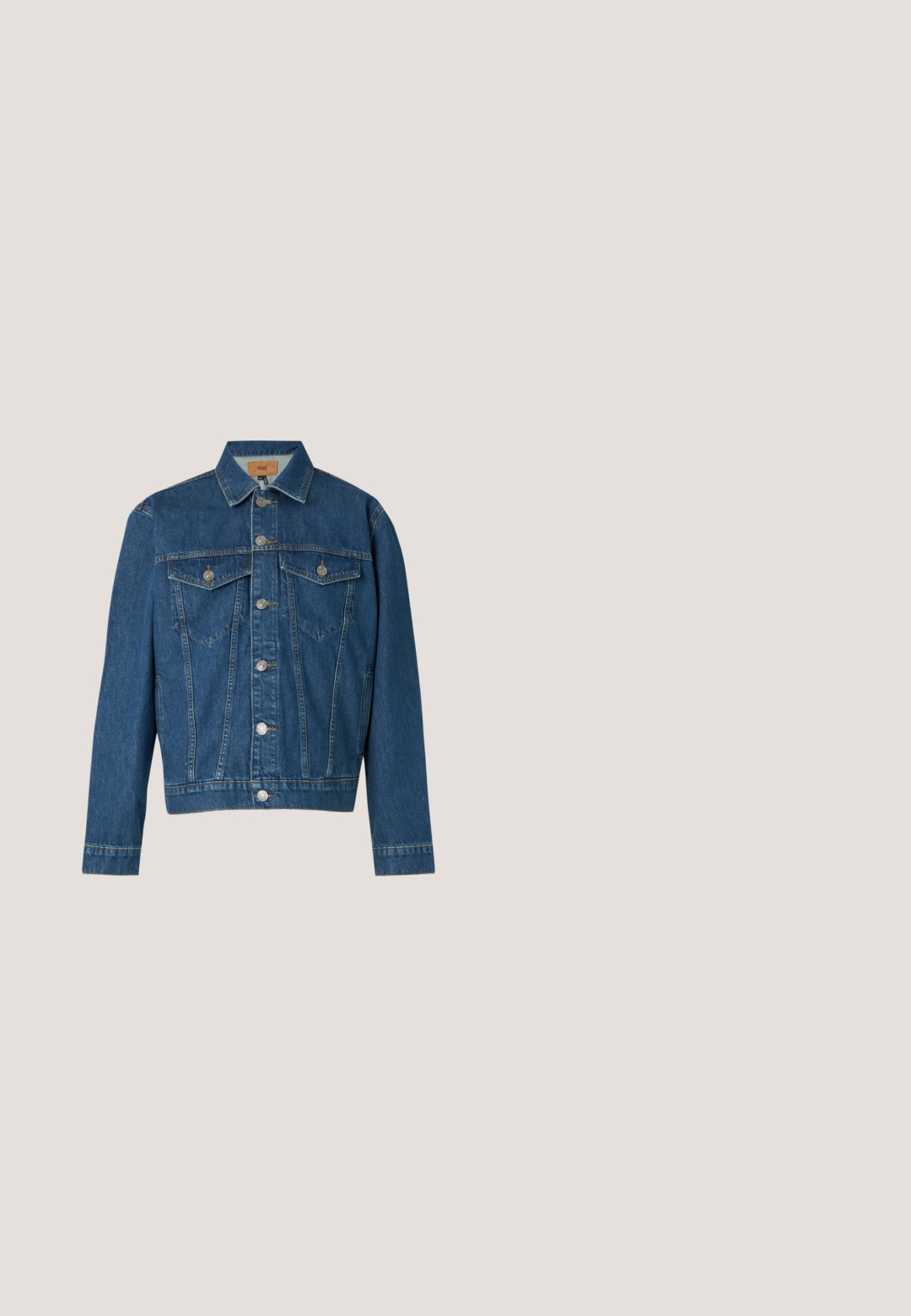 Blaue Jeansjacke mit langen Ärmeln, silbernen Knöpfen vorne, zwei knopfähnlichen Brusttaschen und einem Kragen auf neutralem Hintergrund.; Bordeauxroter Strickpullover mit langen Ärmeln, gerippter Struktur und Rundhalsausschnitt. Kleines Logodetail auf der linken Brust.; Langärmeliges Hemd in tiefem Burgunderrot mit Stehkragen, durchgehender Knopfleiste vorne, Brusttasche und glattem Baumwollstoff.; Dunkelblaue Denim-Jeans mit geradem Bein, ausgestattet mit einem klassischen Fünf-Taschen-Design und subtilen Steppdetails.; Braune Leder Chelsea-Boots mit glatter Oberfläche, elastischen seitlichen Einsätzen und einem Zugtab, runder Zehenform und flachem Holzabsatz.; Dunkelbrauner Leder-Gürtel mit silberner rechteckiger Schnalle, ordentlich auf einem schlichten weißen Hintergrund aufgewickelt.