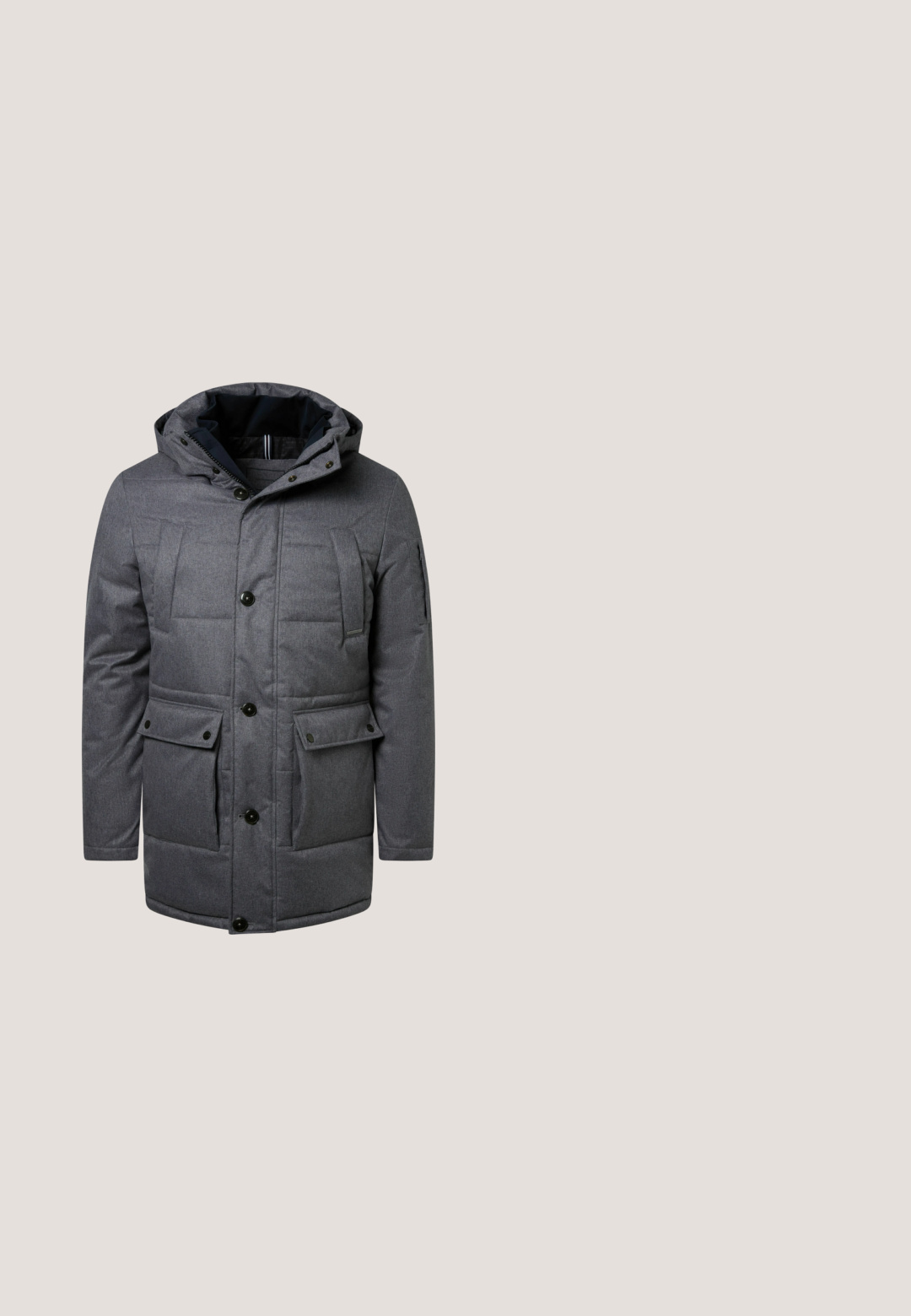 Graue gepolsterte Jacke mit Kapuze, die über einen Knopfverschluss verfügt, zwei Fronttaschen hat und ein dezentes strukturiertes Muster aufweist.; Dunkelgrauer Pullover aus strukturiertem Strickstoff mit Rundhalsausschnitt, langen Ärmeln und einem kleinen Logopatch an der unteren Seite.; Weißes T-Shirt mit kurzen Ärmeln aus Baumwolle. Hat einen runden Halsausschnitt und eine lockere Passform. Glatte Textur ohne Muster oder Akzente.; Graue Denim-Jeans mit schmaler Passform, Fünf-Taschen-Design, dezentem Used-Look und Reißverschluss mit Knöpfen.; Schwarze Lederknöchelboots mit Schnürung, braun gestickter Sohle, strukturiertem Finish und einer Zuglasche an der Ferse.; Schwarze Crossbody-Tasche aus strukturiertem Kunstmaterial, mit rechteckiger Form, flachem Verschluss, verstellbarem Tragegurt und dezentem Branding.