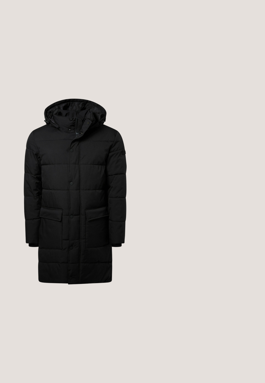 Schwarze gepolsterte Parkajacke mit Kapuze, ausgestattet mit einem Reißverschluss, zwei vorderen Taschen und einer strukturierten Stoffoberfläche.; Schwarzer Reißverschluss-Hoodie aus weichem Stoff, mit Kapuze, frontalen Taschen und gerippten Bündchen sowie Saum. Einfaches Design ohne Muster.; Schwarzes T-Shirt mit kurzen Ärmeln aus Baumwolle. Verfügt über einen runden Ausschnitt und ein kleines, dezent gehaltenes Logo auf der Brust. Glatte Textur.; Schwarze Baumwollmischungshose mit schmalem Schnitt, gekennzeichnet durch einen Knopfverschluss, Taschen und umgeschlagenen Säumen für einen lässigen Abschluss.; Niedrig geschnittener weißer Sneaker mit Schnürung vorne und beigefarbener Wildleder-Fersenkappe, minimaler Naht und dicker weißer Gummisohle.; Schwarzer Ledergürtel mit Textur, zusammengerollt, mit einer rechteckigen Metallschnalle und mehreren Einstelllöchern.