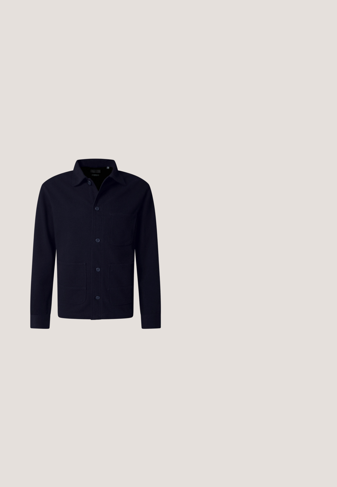 Dunkel marineblaue Knopfleistenjacke mit Kragen und drei aufgesetzten Fronttaschen, entworfen für den Freizeitgebrauch.; Marineblaues kurzärmeliges Poloshirt mit offenem Kragen und legerer Passform, auf weißem Hintergrund dargestellt.; Schwarze knielange Shorts mit umgeschlagenen Säumen, Knopfverschluss, Gürtelschlaufen und flachem Vorderdesign auf einfachem weißem Hintergrund.; Navy-blaues Wildleder-Ankelboot mit elastischen Seiteneinsätzen, runder Zehenpartie und strukturiertem, leichtem Sohlenmaterial. Es verfügt über eine Zuglasche an der Rückseite für einfaches An- und Ausziehen.; Sonnenbrille mit einem schwarz-blauen gemusterten Rahmen, dunkelgrauen Gläsern und blauen Bügeln. Quadratische Form mit GANT-Logo an den Schläfen.; Gewebter blauer Gürtel mit strukturierter Oberfläche, ausgestattet mit einer silbernen Metallschnalle und einer passenden blauen Lederlasche am Ende.