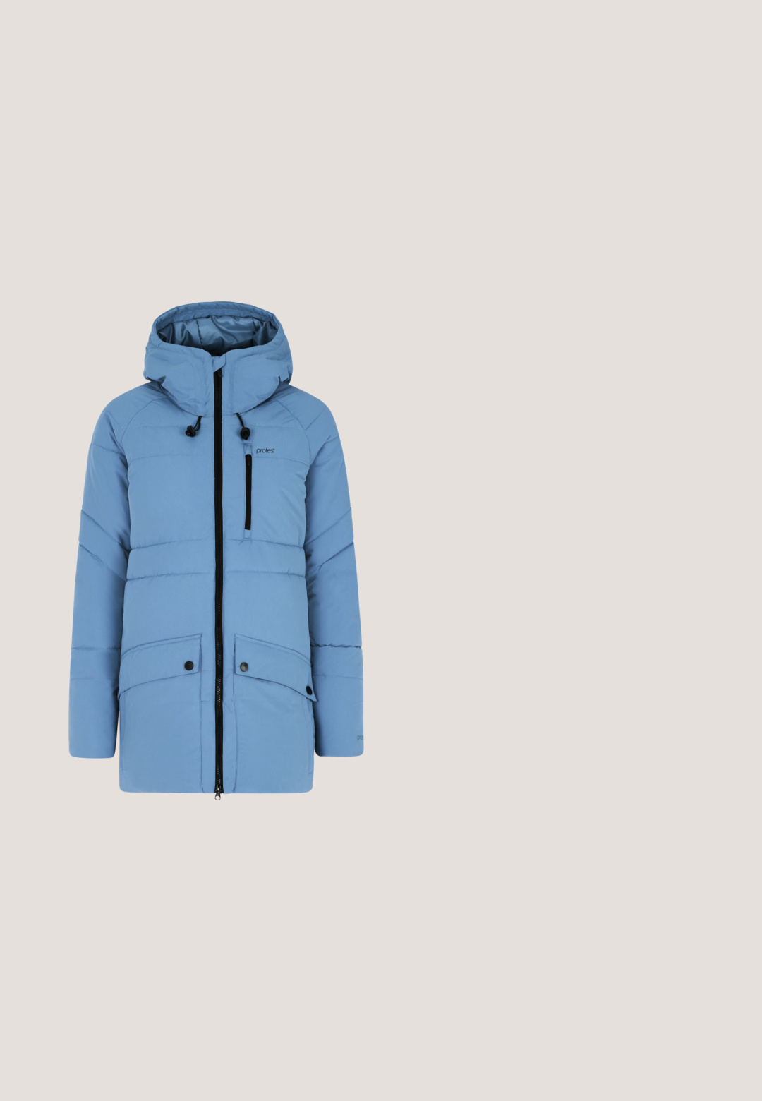 Lyseblå puffjakke med hætte, der har en frontlynlås, to store forlommer og en lille brystlomme med sort accent.; Mørkeblå hoodie med frontkaninlomme og snore i hætten, vist på en hvid baggrund.; Lysblå langærmet crop top med raglanærmer, der har farverige vandrette striber i rød, gul og creme over brystet.; Mørkeblå cargo bukser med lige ben, frontlommer med klap, bæltestropper og knaplukning.; Sneakers med blå og hvidt design, med en lynlåsdetaill, ruskind og mesh materialer, rund tå og tekstureret hvid sål.; Marineblå stof skuldertaske med en buet form, lynlåslukning og en lille aftagelig pung. Har et struktureret læderdetalje.