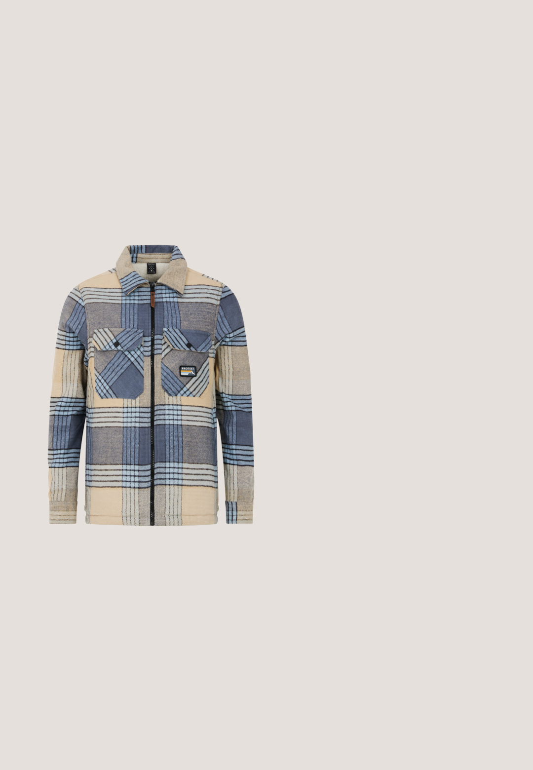 Flanell-Überziehshirt in cremefarbenem und blauem Karomuster. Verfügt über zwei Brusttaschen, einen Hemdkragen mit Knöpfen und einen schwarzen Reißverschluss.; Beige Strickpullover mit senkrechten braunen Streifen, Kragen und langen Ärmeln. Weiche Textur mit lockerer Passform.; Beige gerade geschnittene Hose mit vertikalen Streifen, ausgestattet mit einem Knopfverschluss, Gürtelschlaufen und seitlichen Taschen. Der Stoff hat eine glatte Textur.; Brauner Leder-Bootsschuh mit schwarzen Schnürsenkeln, beigen Nähten und einer robusten Sohle, schwebt über einem grauen Betonboden.; Runde Sonnenbrille mit goldenem Metallrahmen und braunen getönten Gläsern, die auf einer weißen Fläche liegt.; Vier silberne Ringe mit unterschiedlichen strukturierten Designs sind auf weißem Hintergrund in loser Anordnung dargestellt.