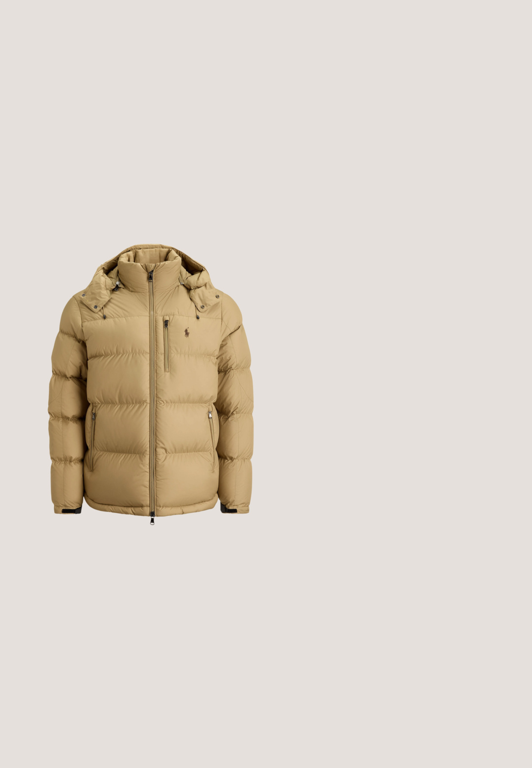 Beige polstret vinterjakke med høj krave, frontlynlås, tre lynlåslommer, justerbar hætte og lille logo på brystet.; Sort hættetrøje med Polo Bear i smoking, der holder en hests tøjler, tekst "POLO BEAR by RALPH LAUREN" under grafikken.; Olivengrøn linned skjorte med knapper, klassisk krave, lange ærmer og et lille broderet logo på venstre bryst.; Mørke denimjeans med lige ben, fem lommer, orange syninger og lukning med knapper. Stoffet har en glat tekstur.; Brune suede ankelstøvler med en glat tekstur, syninger og en gummisål. Har et lille hvidt logo på siden.; Sort læderbælte med et rektangulært sølvspænde præget med en polospiller til hest, der holder en tev.